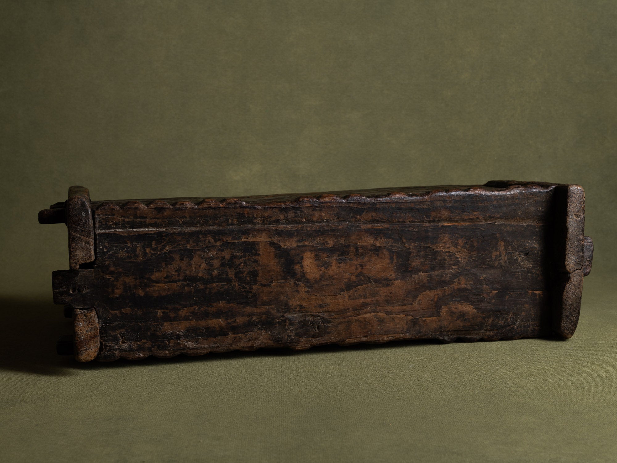 Skrin, rare coffret / boîte ancienne en pin gravé, Suède (XVIIe siècle)..Skrin, Old engraved pinewood box / box, Sweden (17th century)