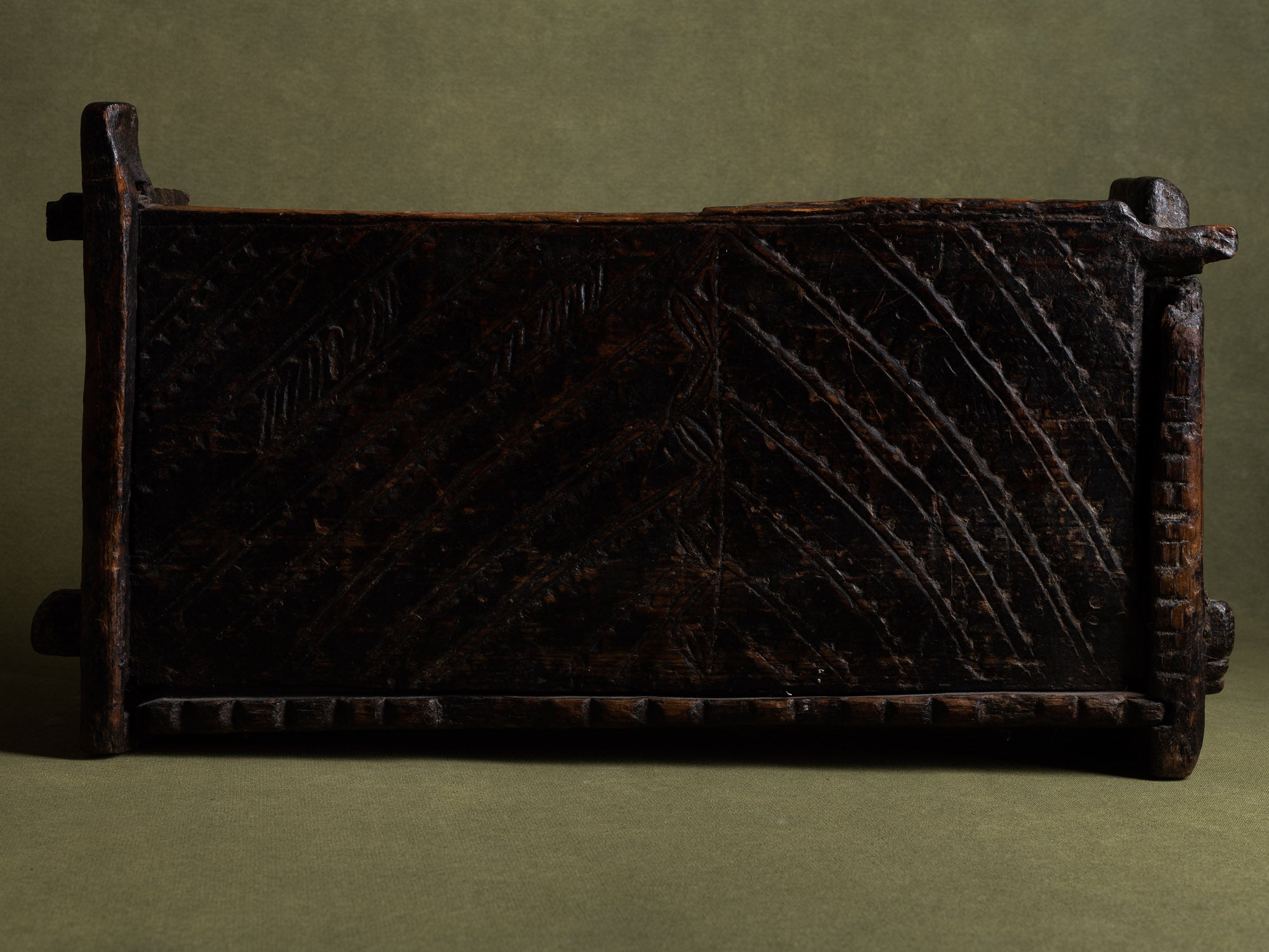 Skrin, rare coffret / boîte ancienne en pin gravé, Suède (XVIIe siècle)..Skrin, Old engraved pinewood box / box, Sweden (17th century)