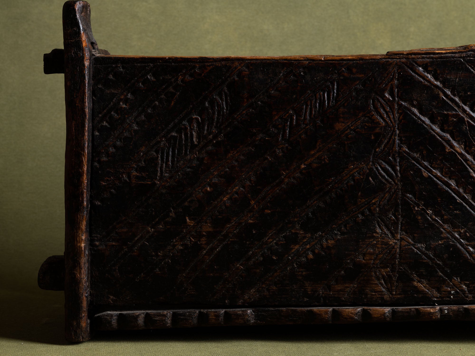 Skrin, rare coffret / boîte ancienne en pin gravé, Suède (XVIIe siècle)..Skrin, Old engraved pinewood box / box, Sweden (17th century)