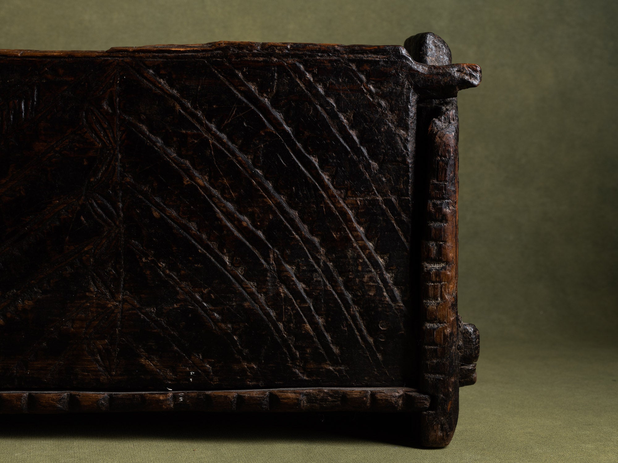 Skrin, rare coffret / boîte ancienne en pin gravé, Suède (XVIIe siècle)..Skrin, Old engraved pinewood box / box, Sweden (17th century)