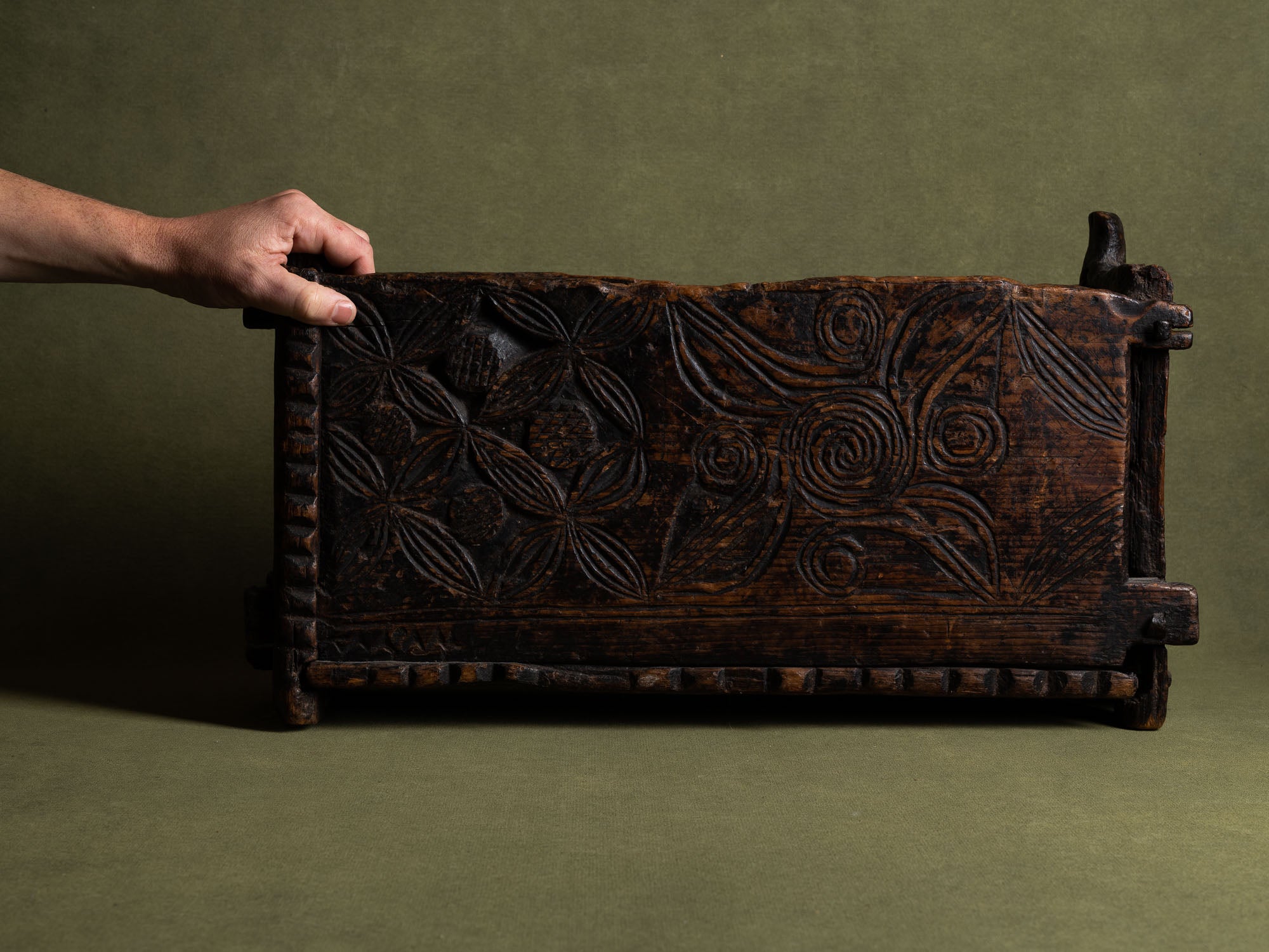 Skrin, rare coffret / boîte ancienne en pin gravé, Suède (XVIIe siècle)..Skrin, Old engraved pinewood box / box, Sweden (17th century)