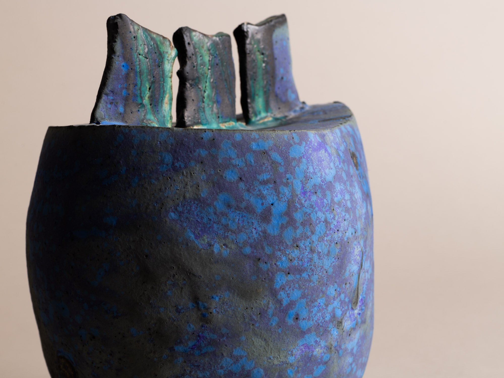 Sculpture de forme libre d'Ashley Howard, Royaume-Uni (vers 1995)..Outstanding free form ceramic sculpture by Ashley Howard, United-Kingdom (circa 1995)