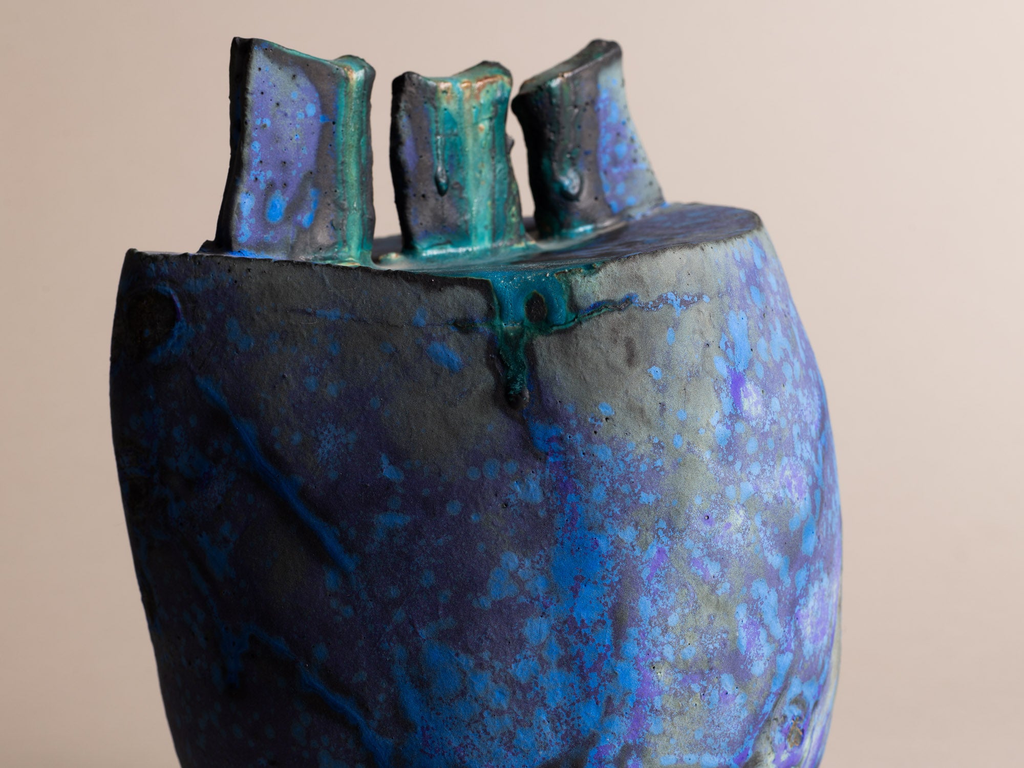 Sculpture de forme libre d'Ashley Howard, Royaume-Uni (vers 1995)..Outstanding free form ceramic sculpture by Ashley Howard, United-Kingdom (circa 1995)