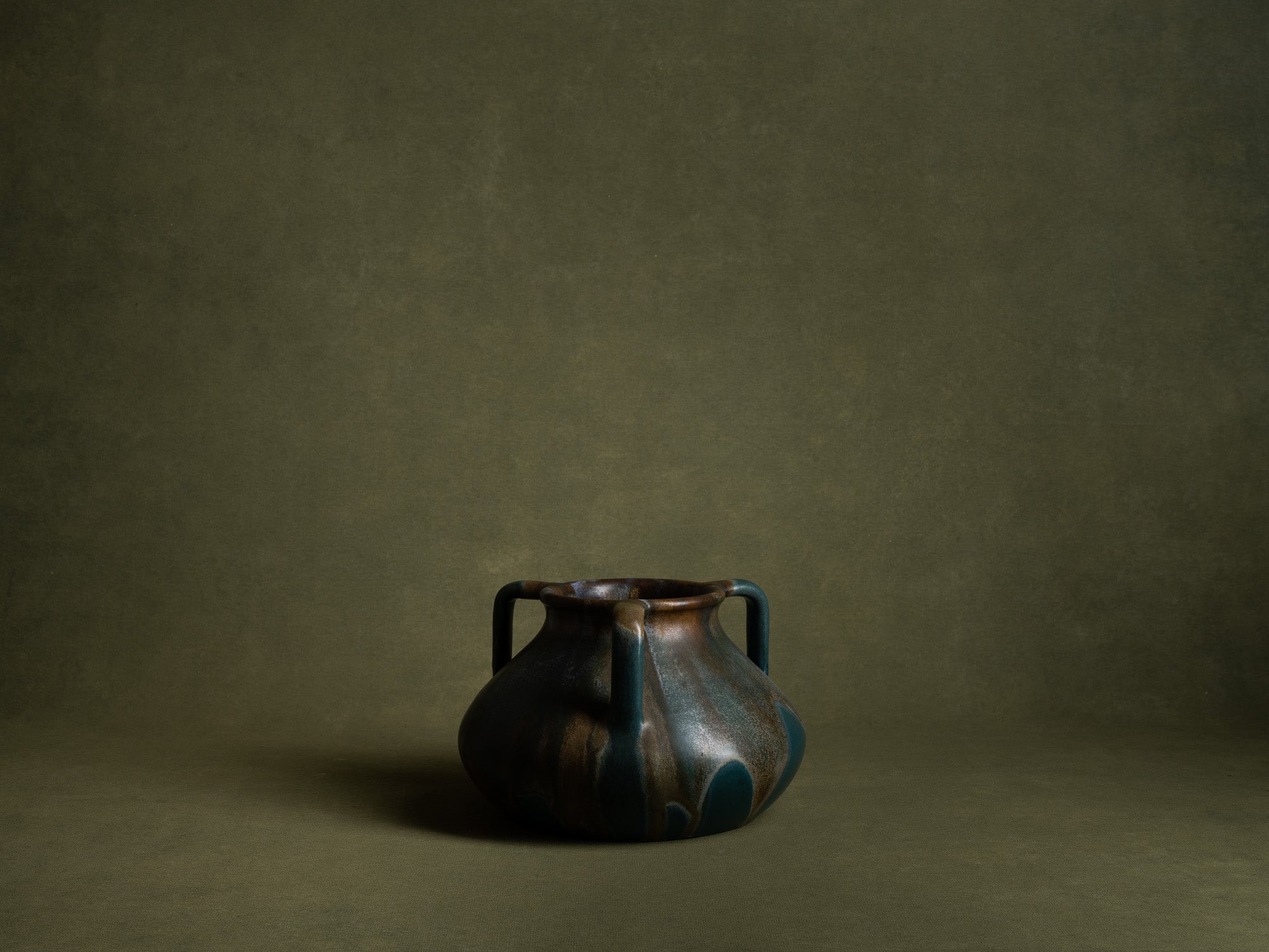 Vase à trois anses en grès japonisant de Léon Pointu, Atelier Pointu, France (vers 1925-30)..School of Carriès, large japonisme three-handled stoneware vase by Léon Pointu, Atelier Pointu, France (circa 1925-35)