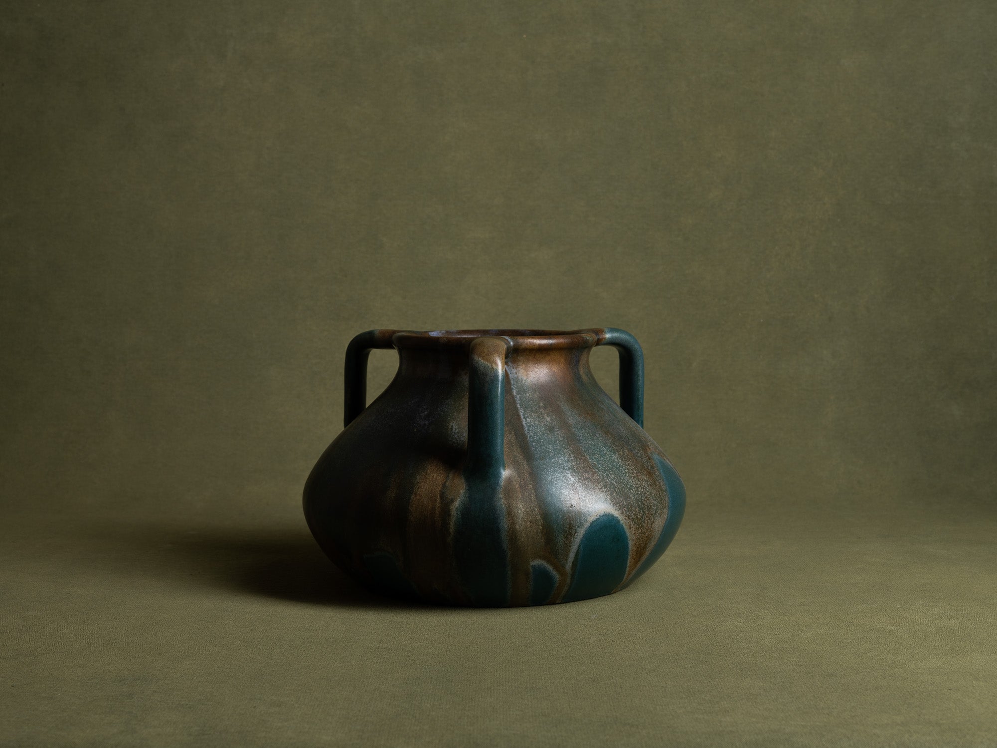 Vase à trois anses en grès japonisant de Léon Pointu, Atelier Pointu, France (vers 1925-30)..School of Carriès, large japonisme three-handled stoneware vase by Léon Pointu, Atelier Pointu, France (circa 1925-35)