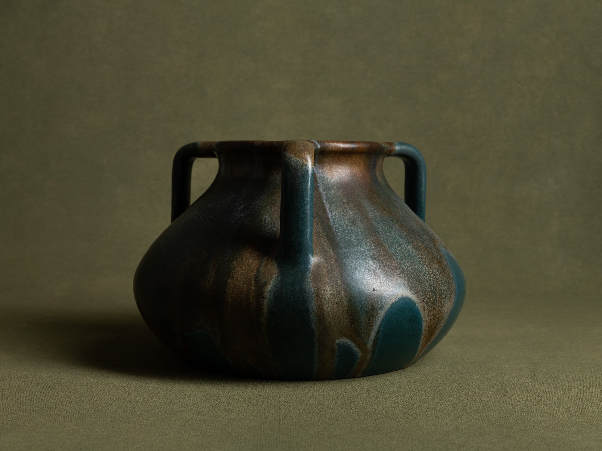 Vase à trois anses en grès japonisant de Léon Pointu, Atelier Pointu, France (vers 1925-30)..School of Carriès, large japonisme three-handled stoneware vase by Léon Pointu, Atelier Pointu, France (circa 1925-35)