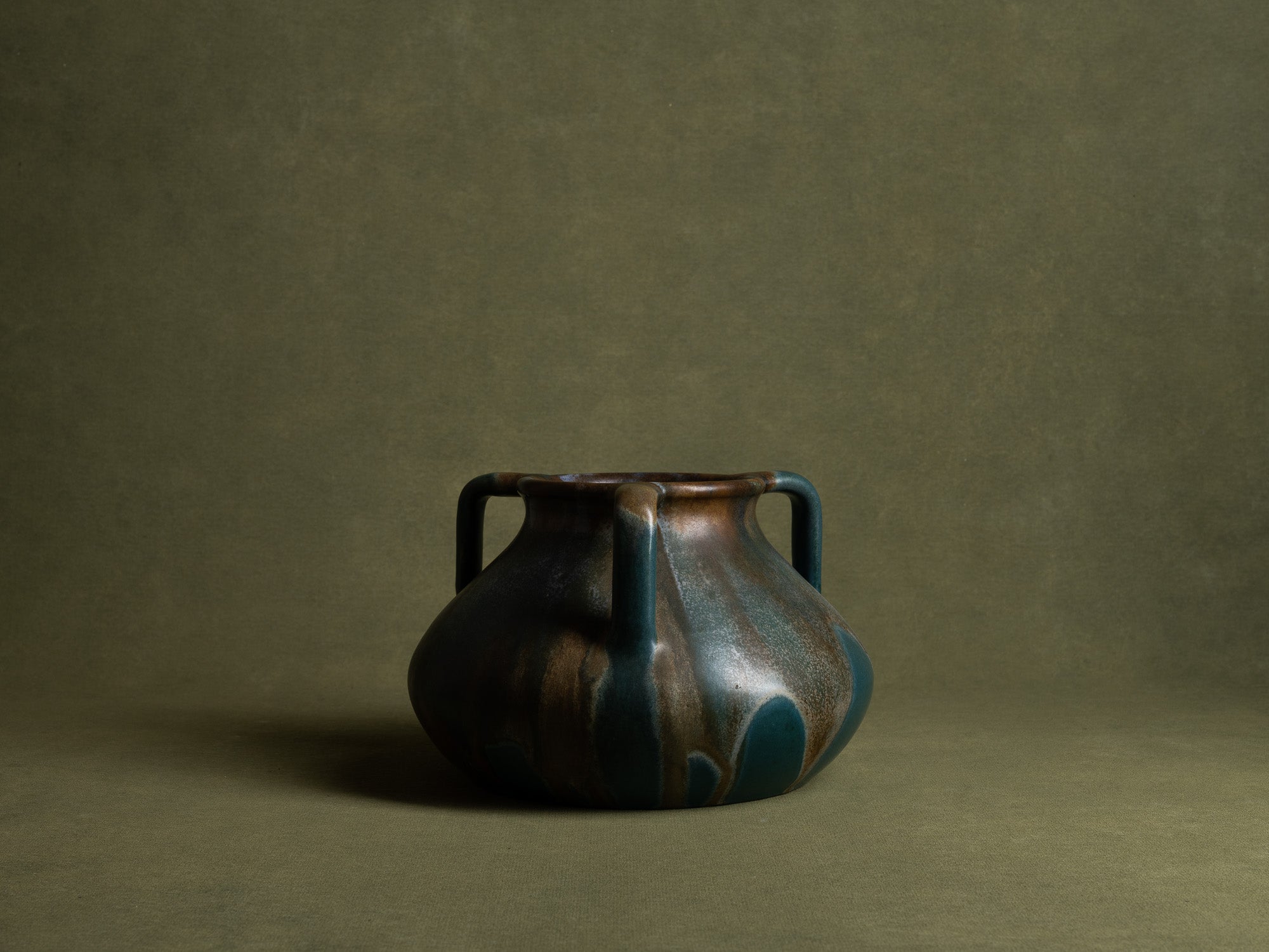 Vase à trois anses en grès japonisant de Léon Pointu, Atelier Pointu, France (vers 1925-30)..School of Carriès, large japonisme three-handled stoneware vase by Léon Pointu, Atelier Pointu, France (circa 1925-35)
