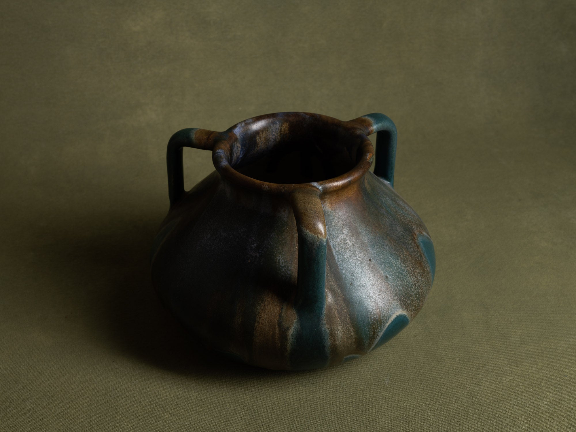Vase à trois anses en grès japonisant de Léon Pointu, Atelier Pointu, France (vers 1925-30)..School of Carriès, large japonisme three-handled stoneware vase by Léon Pointu, Atelier Pointu, France (circa 1925-35)