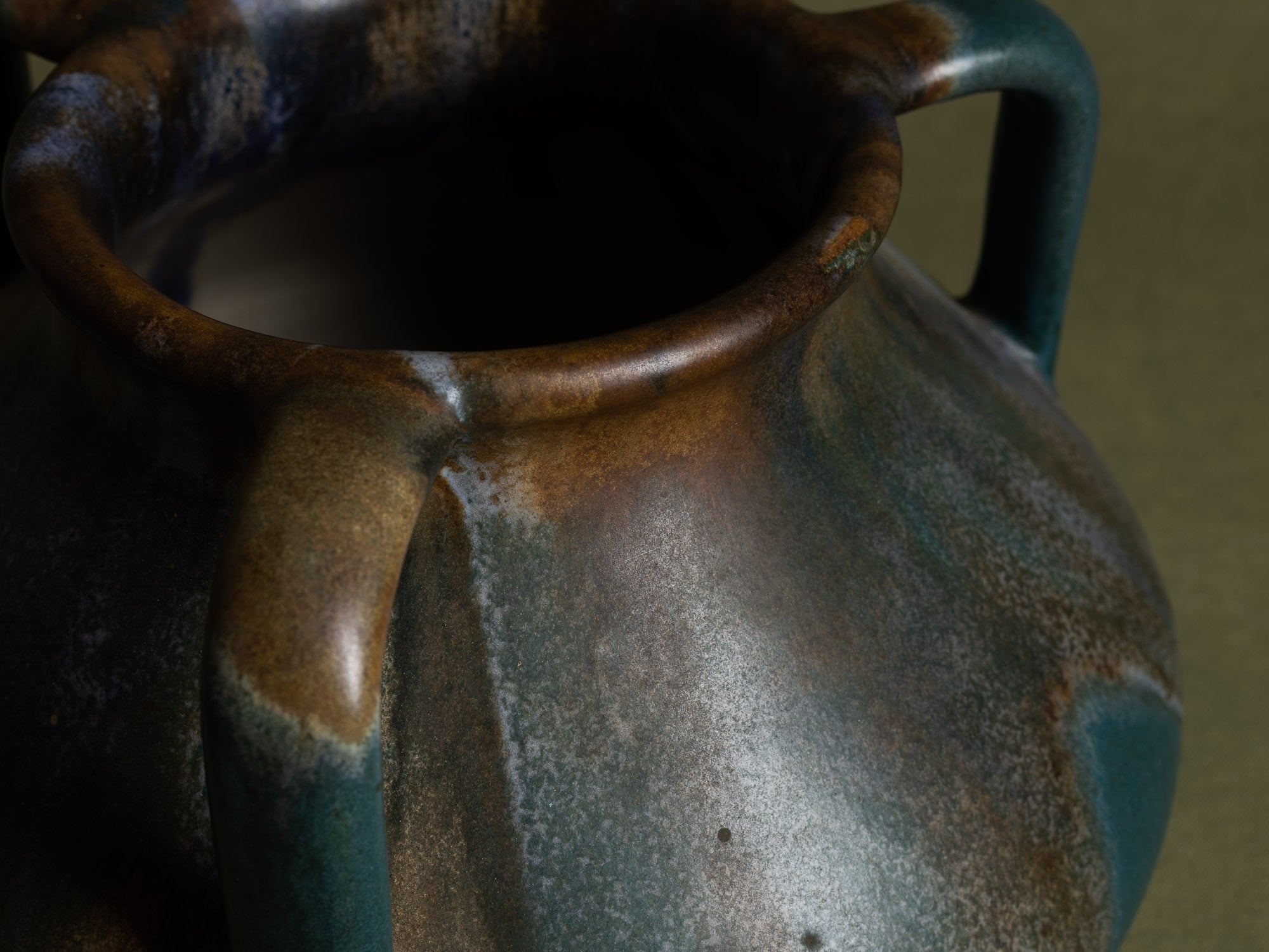 Vase à trois anses en grès japonisant de Léon Pointu, Atelier Pointu, France (vers 1925-30)..School of Carriès, large japonisme three-handled stoneware vase by Léon Pointu, Atelier Pointu, France (circa 1925-35)