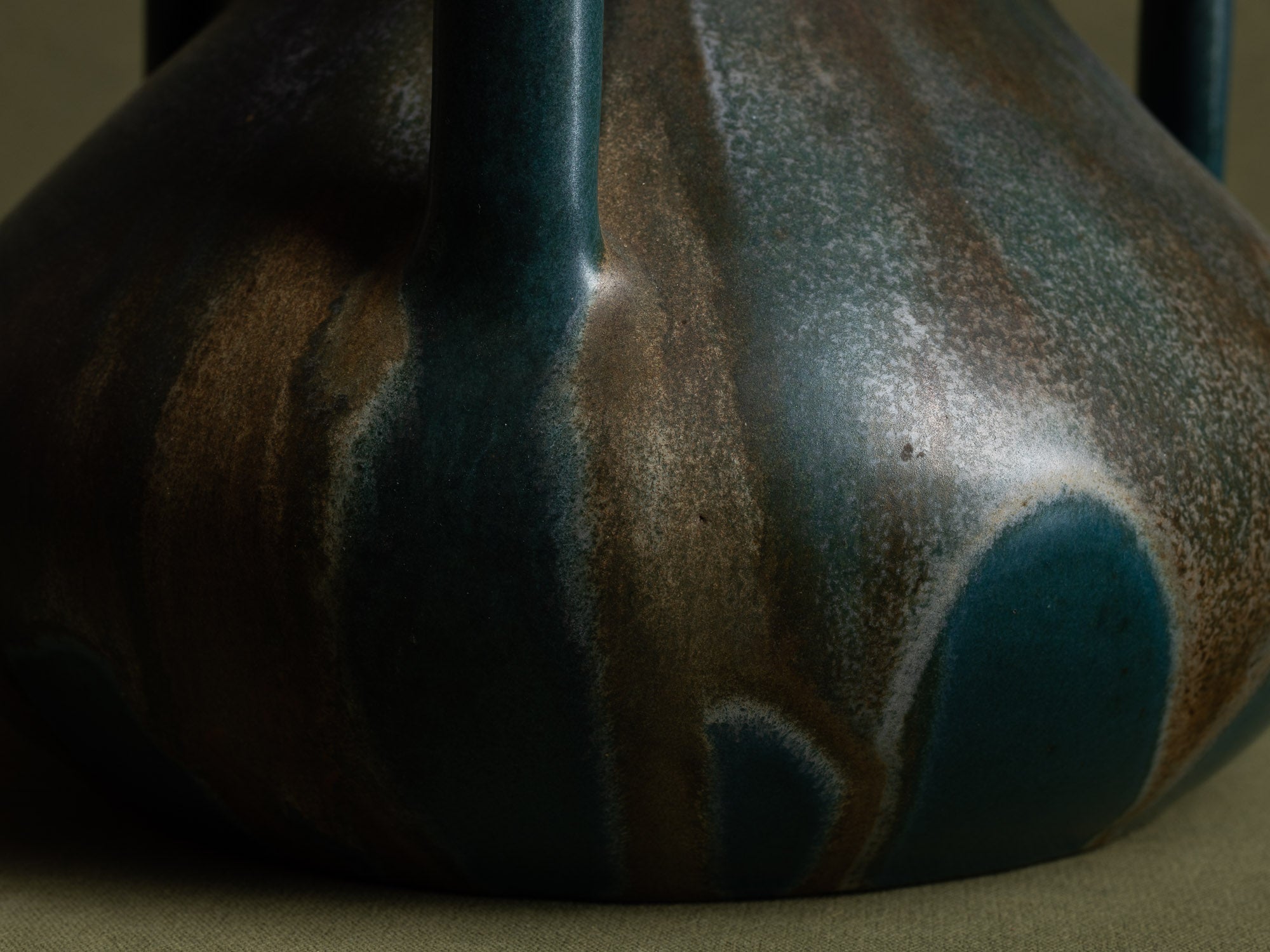 Vase à trois anses en grès japonisant de Léon Pointu, Atelier Pointu, France (vers 1925-30)..School of Carriès, large japonisme three-handled stoneware vase by Léon Pointu, Atelier Pointu, France (circa 1925-35)