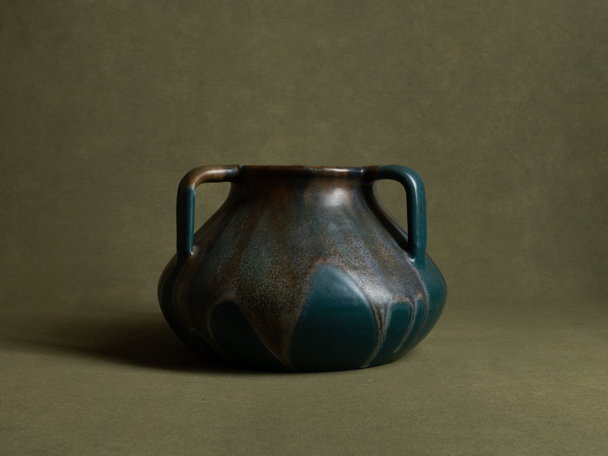 Vase à trois anses en grès japonisant de Léon Pointu, Atelier Pointu, France (vers 1925-30)..School of Carriès, large japonisme three-handled stoneware vase by Léon Pointu, Atelier Pointu, France (circa 1925-35)