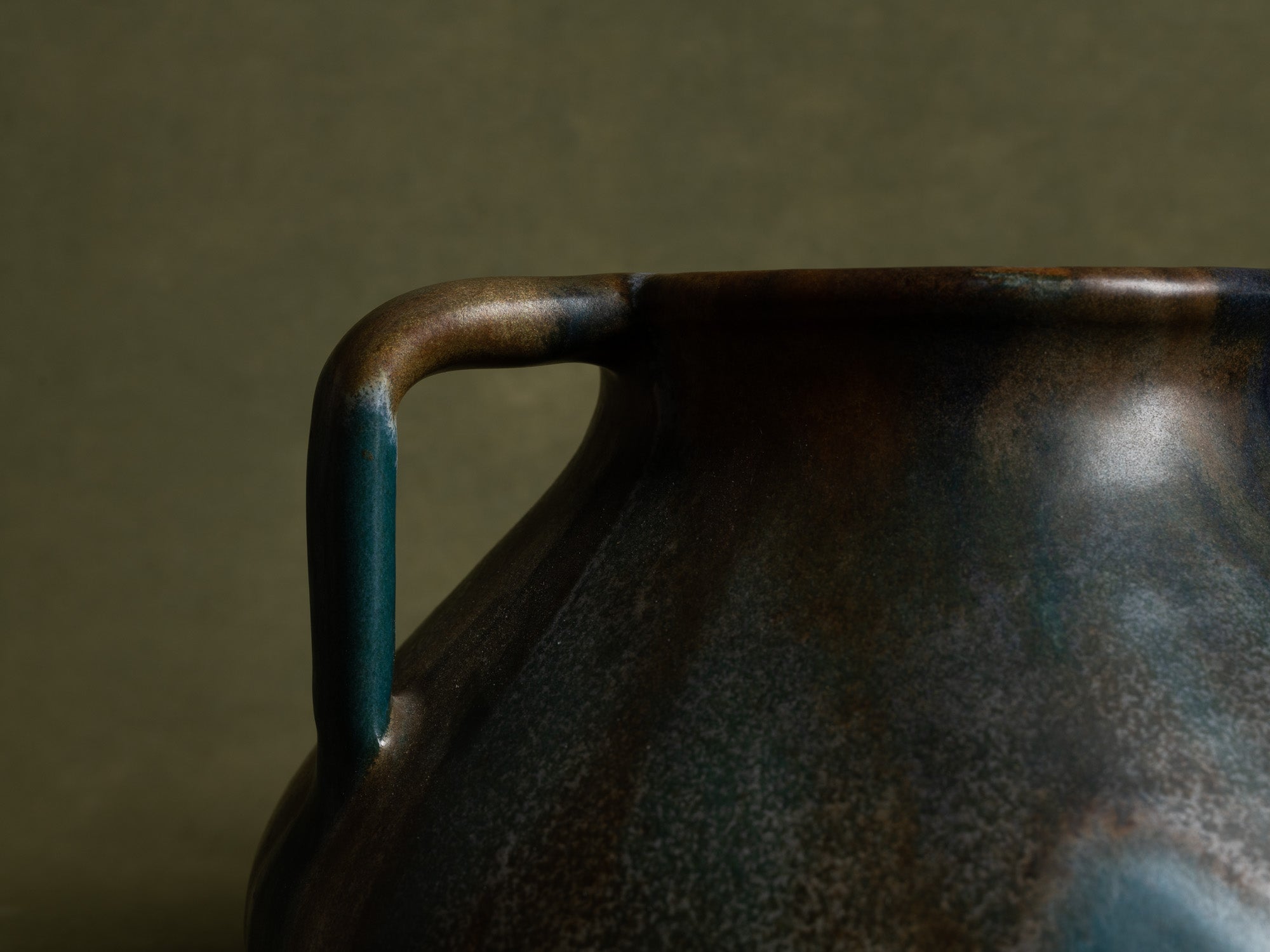 Vase à trois anses en grès japonisant de Léon Pointu, Atelier Pointu, France (vers 1925-30)..School of Carriès, large japonisme three-handled stoneware vase by Léon Pointu, Atelier Pointu, France (circa 1925-35)