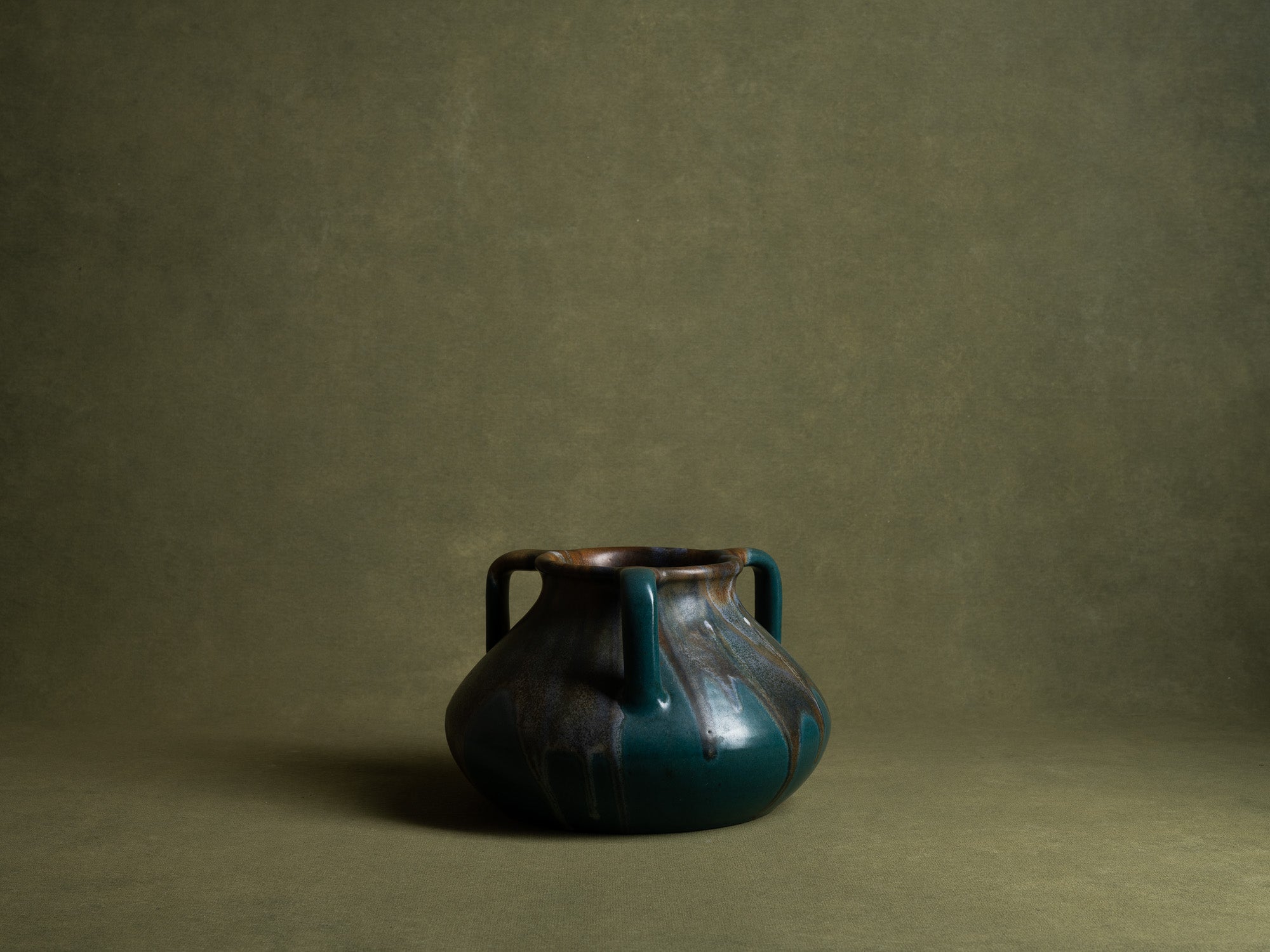 Vase à trois anses en grès japonisant de Léon Pointu, Atelier Pointu, France (vers 1925-30)..School of Carriès, large japonisme three-handled stoneware vase by Léon Pointu, Atelier Pointu, France (circa 1925-35)