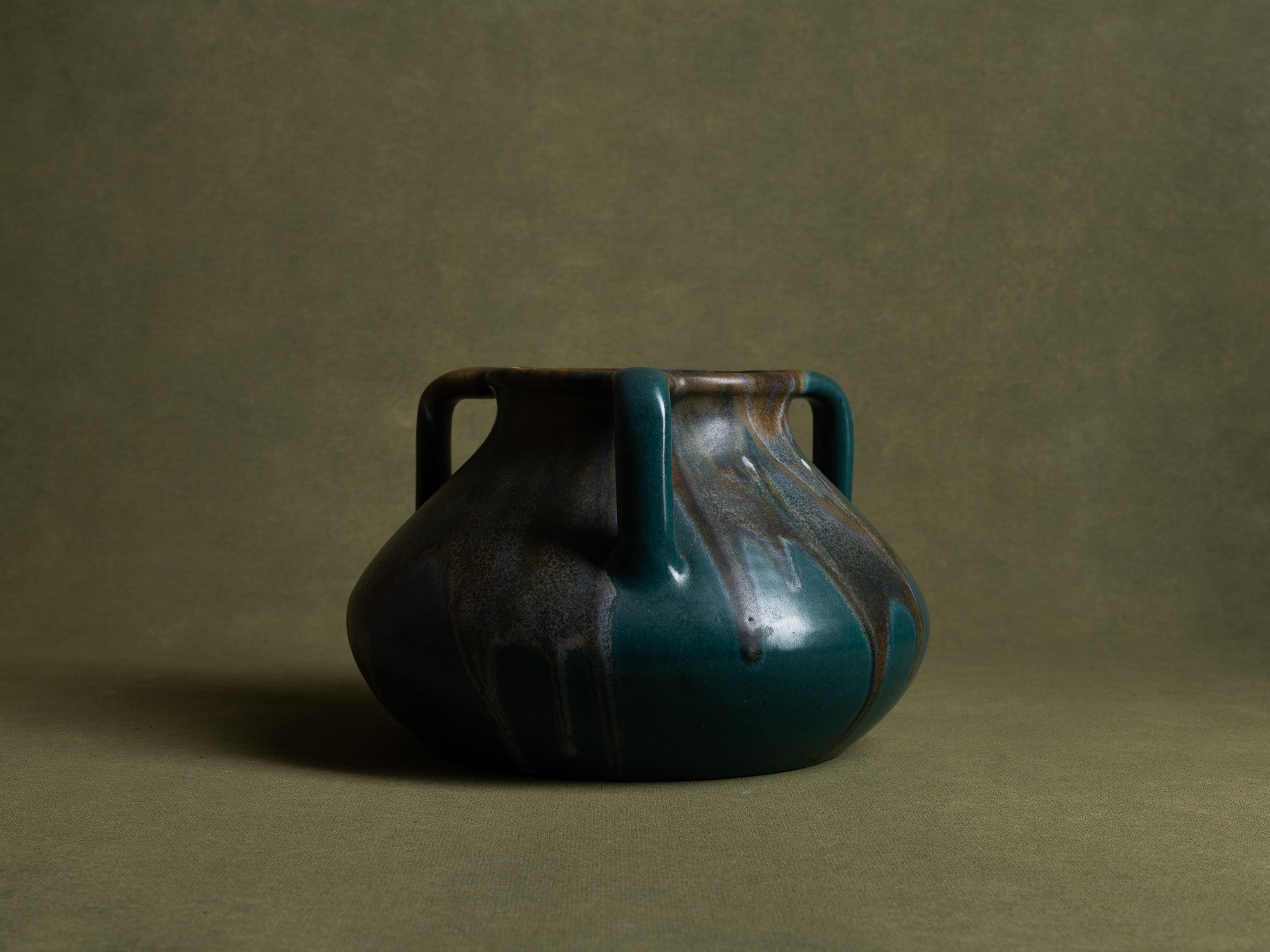 Vase à trois anses en grès japonisant de Léon Pointu, Atelier Pointu, France (vers 1925-30)..School of Carriès, large japonisme three-handled stoneware vase by Léon Pointu, Atelier Pointu, France (circa 1925-35)