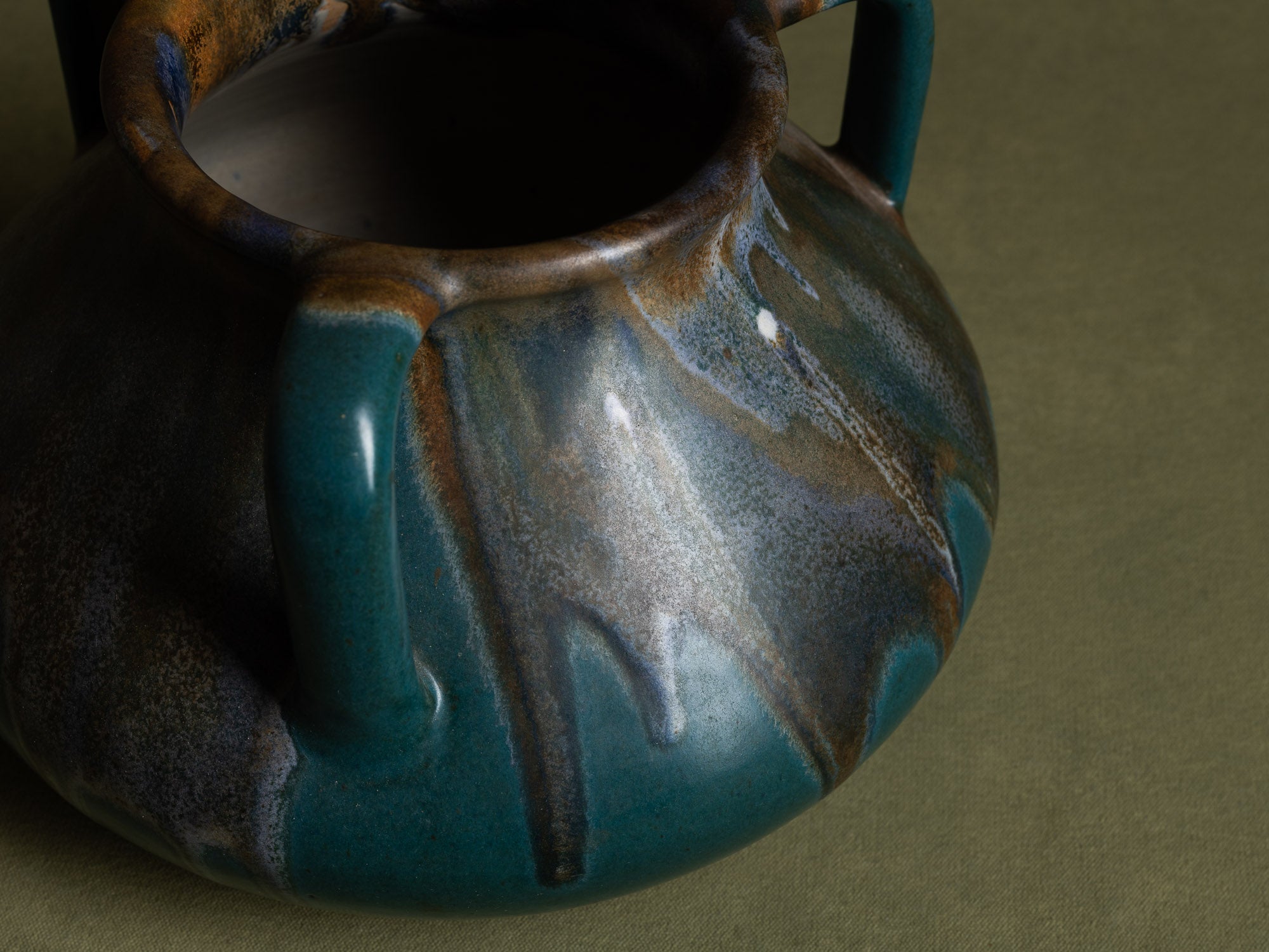 Vase à trois anses en grès japonisant de Léon Pointu, Atelier Pointu, France (vers 1925-30)..School of Carriès, large japonisme three-handled stoneware vase by Léon Pointu, Atelier Pointu, France (circa 1925-35)