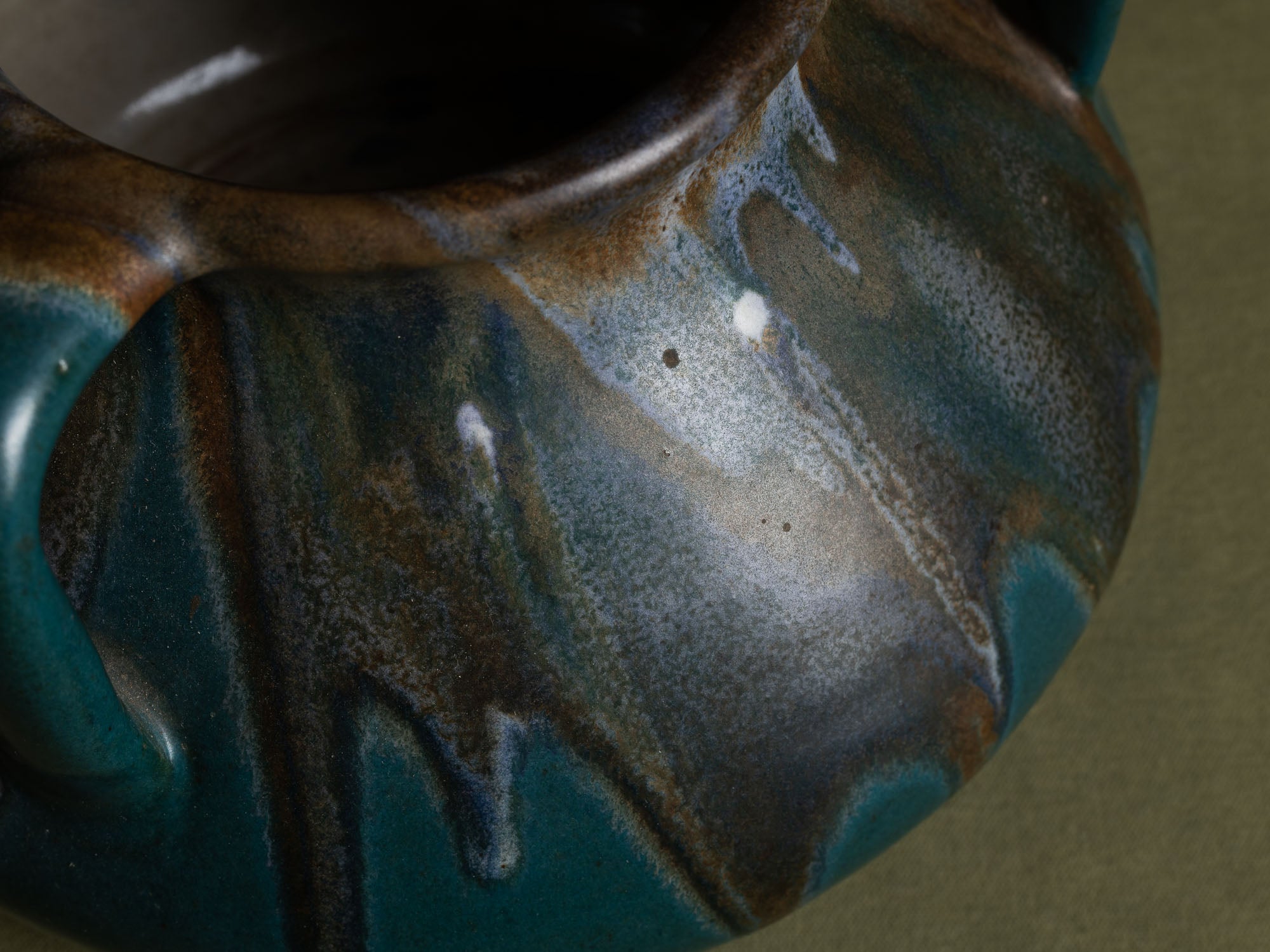 Vase à trois anses en grès japonisant de Léon Pointu, Atelier Pointu, France (vers 1925-30)..School of Carriès, large japonisme three-handled stoneware vase by Léon Pointu, Atelier Pointu, France (circa 1925-35)