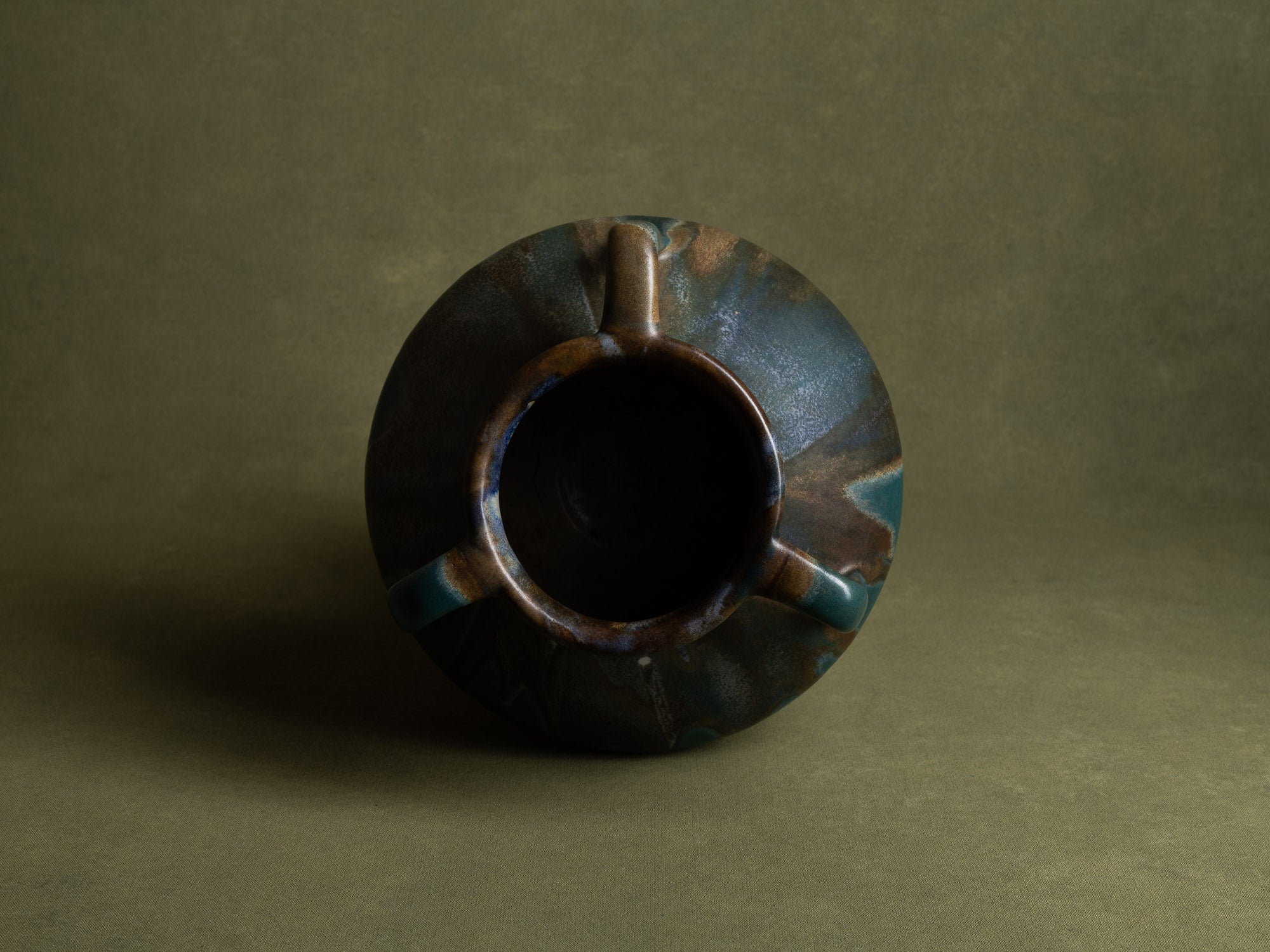 Vase à trois anses en grès japonisant de Léon Pointu, Atelier Pointu, France (vers 1925-30)..School of Carriès, large japonisme three-handled stoneware vase by Léon Pointu, Atelier Pointu, France (circa 1925-35)