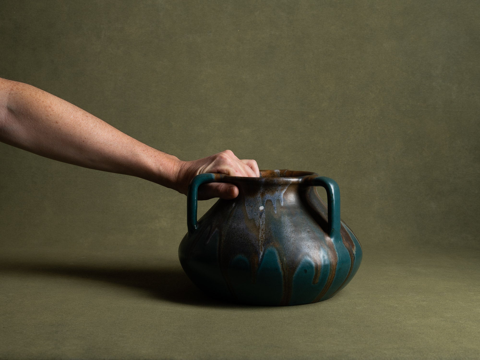 Vase à trois anses en grès japonisant de Léon Pointu, Atelier Pointu, France (vers 1925-30)..School of Carriès, large japonisme three-handled stoneware vase by Léon Pointu, Atelier Pointu, France (circa 1925-35)