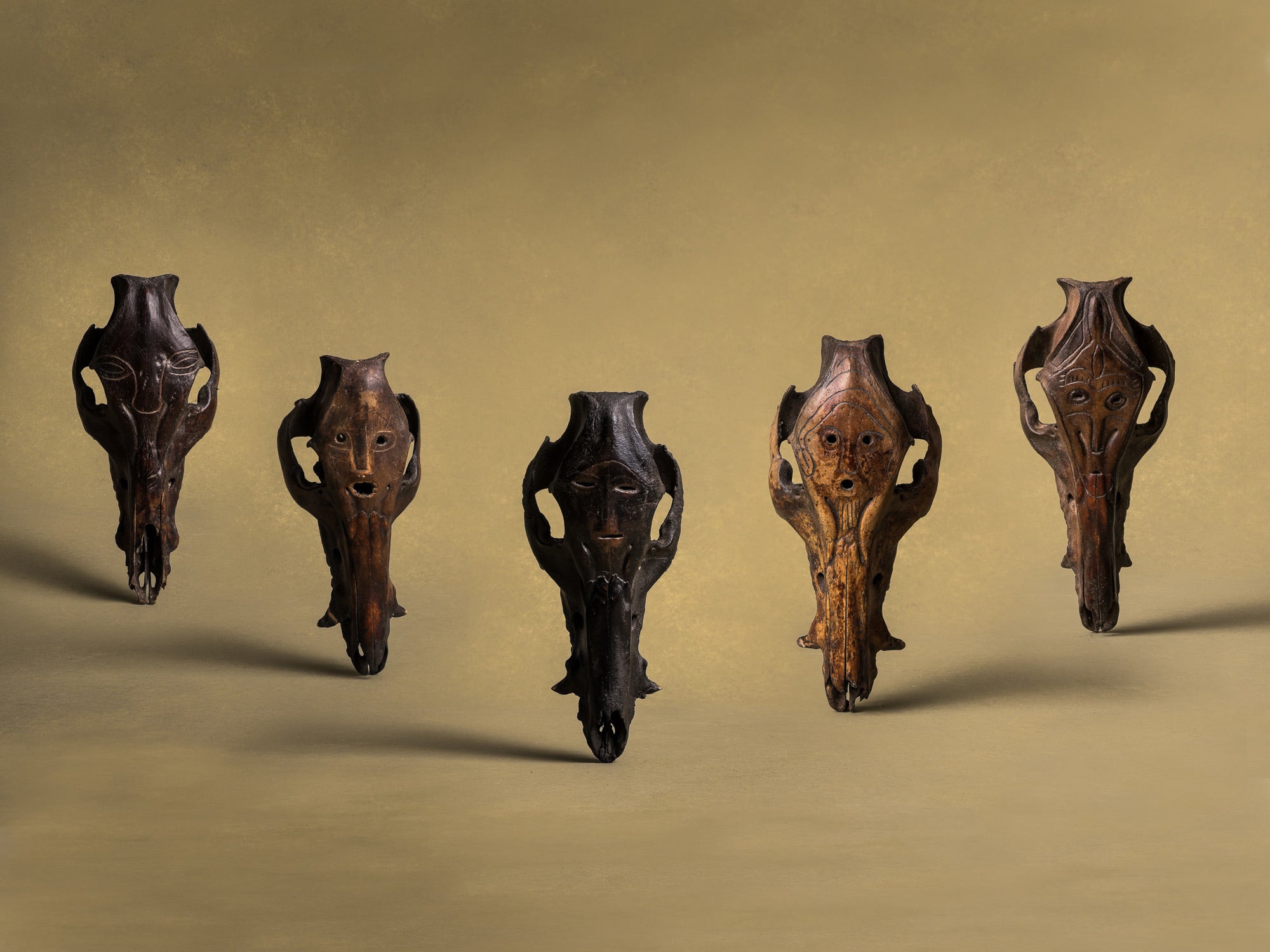 Masques‑crânes cérémoniels totémiques de l'ethnie Atoni, Timor occidental (XXe siècle)..Set of 5 ceremonial Atoni's totemic skull masks, West Timor (XXth century)