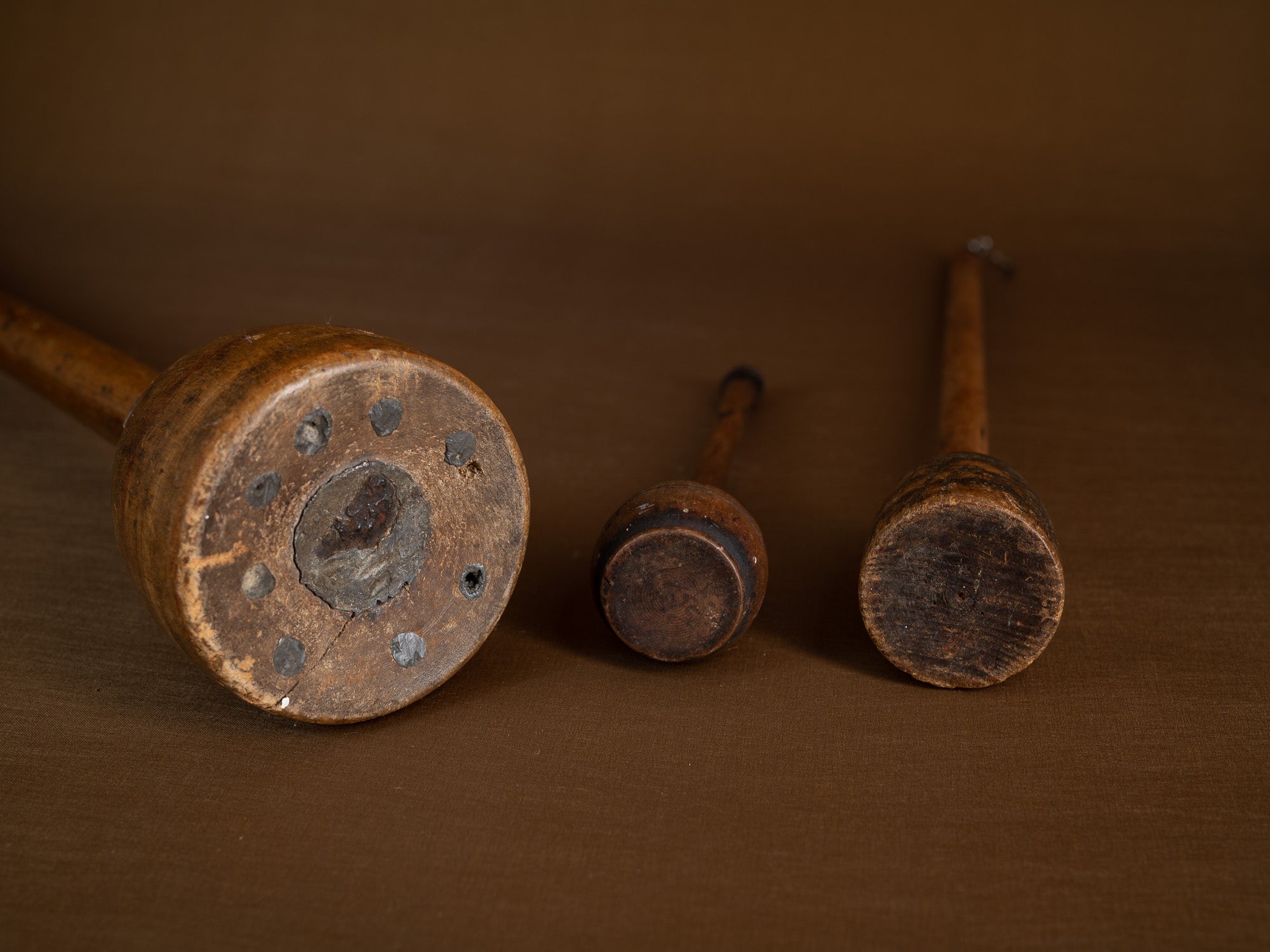 Mitate mono, trio de poids de balance romaine, Suède (XIXe siècle)..Mitate mono, trio of Roman balance weights, Sweden (19th century)