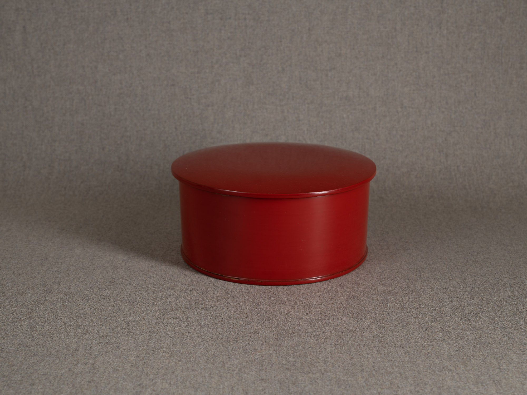 Ancienne boîte en laque rouge urushi, Japon (Première partie du XXe siècle)..Old urushi red lacquer box, Japan (First part of the 20th century)