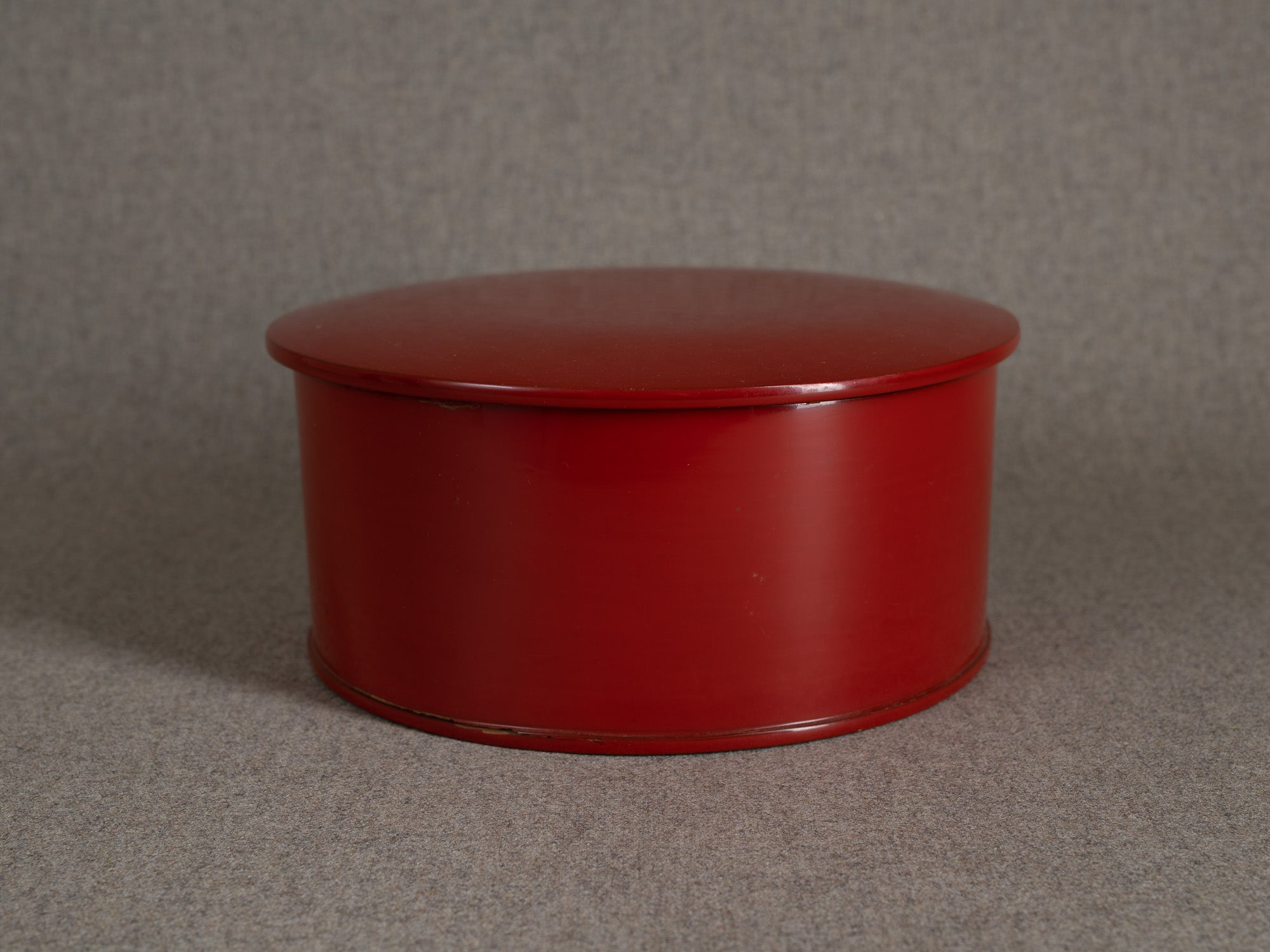 Ancienne boîte en laque rouge urushi, Japon (Première partie du XXe siècle)..Old urushi red lacquer box, Japan (First part of the 20th century)