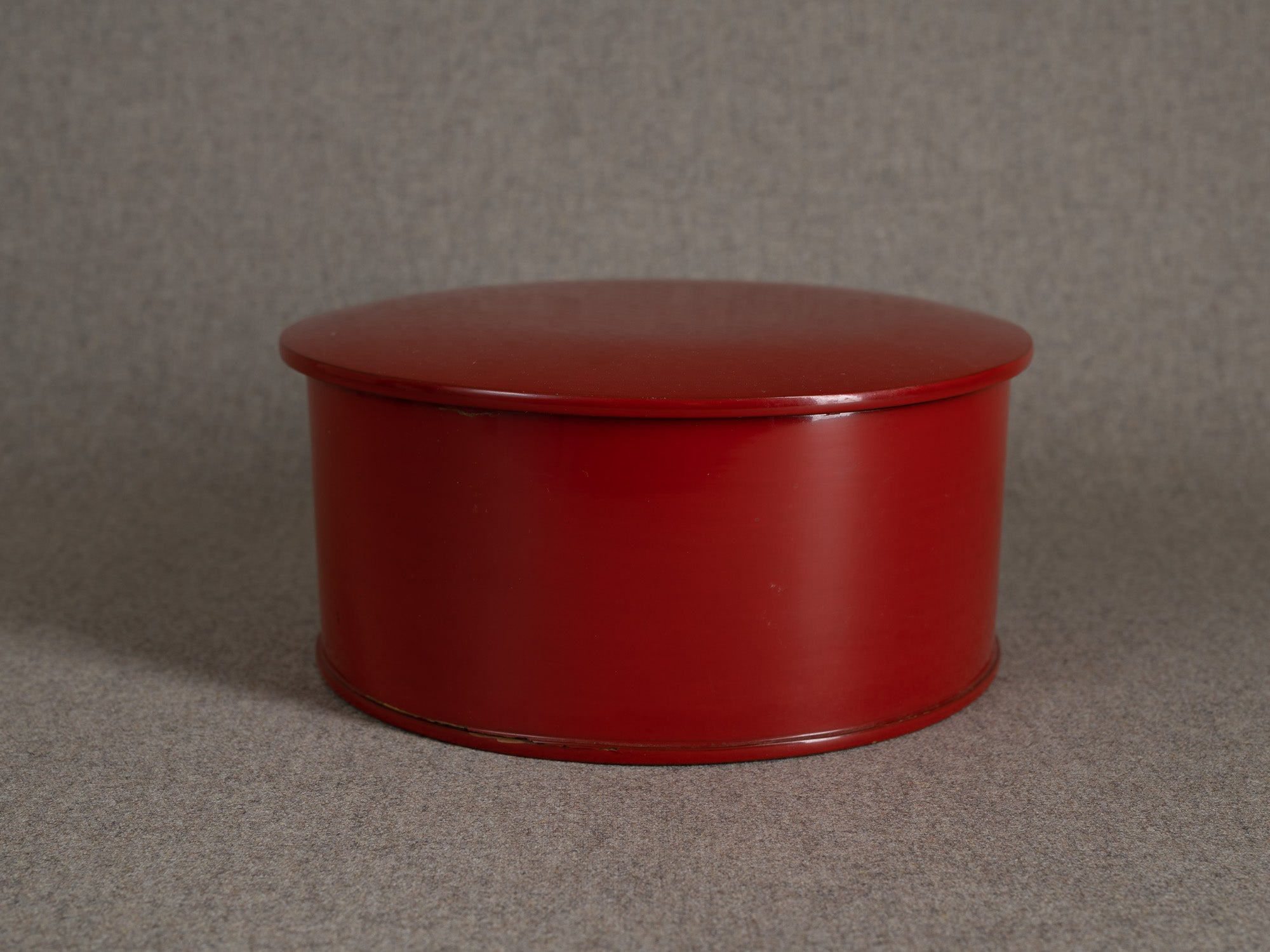 Ancienne boîte en laque rouge urushi, Japon (Première partie du XXe siècle)..Old urushi red lacquer box, Japan (First part of the 20th century)