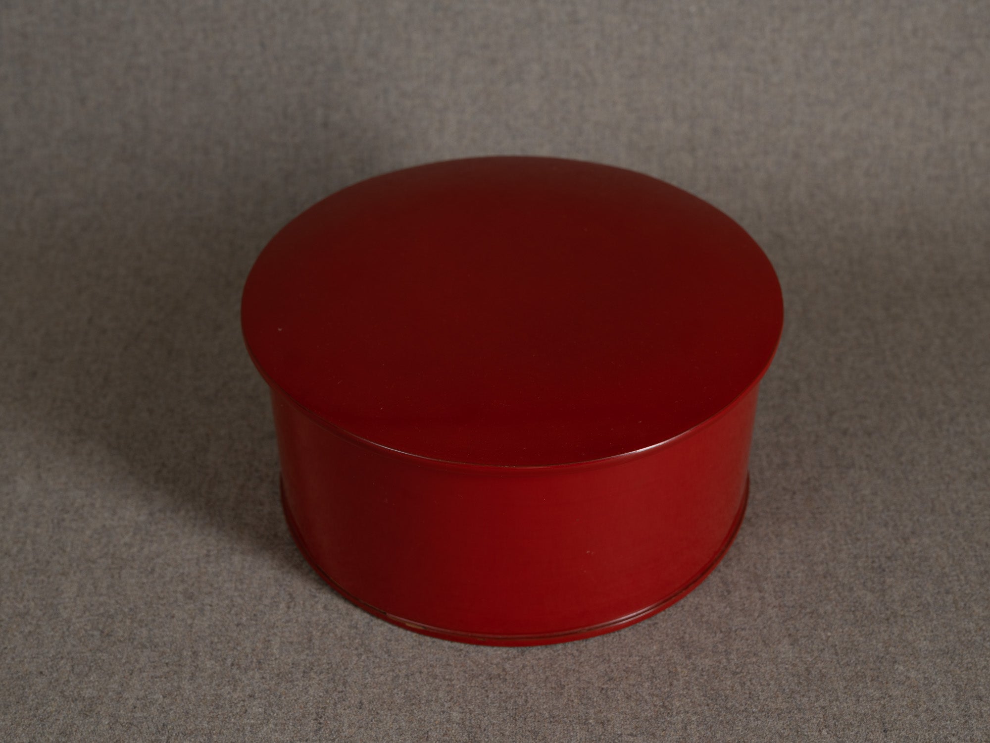 Ancienne boîte en laque rouge urushi, Japon (Première partie du XXe siècle)..Old urushi red lacquer box, Japan (First part of the 20th century)