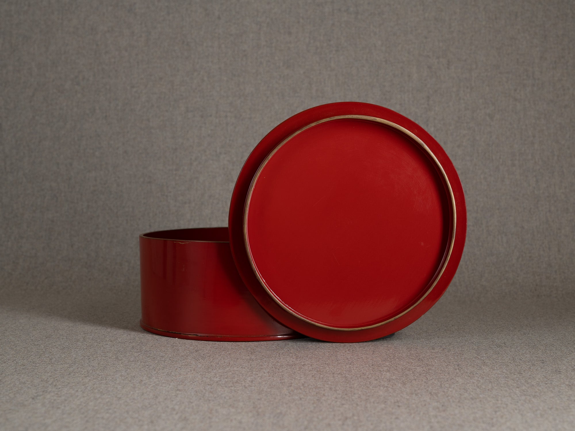 Ancienne boîte en laque rouge urushi, Japon (Première partie du XXe siècle)..Old urushi red lacquer box, Japan (First part of the 20th century)