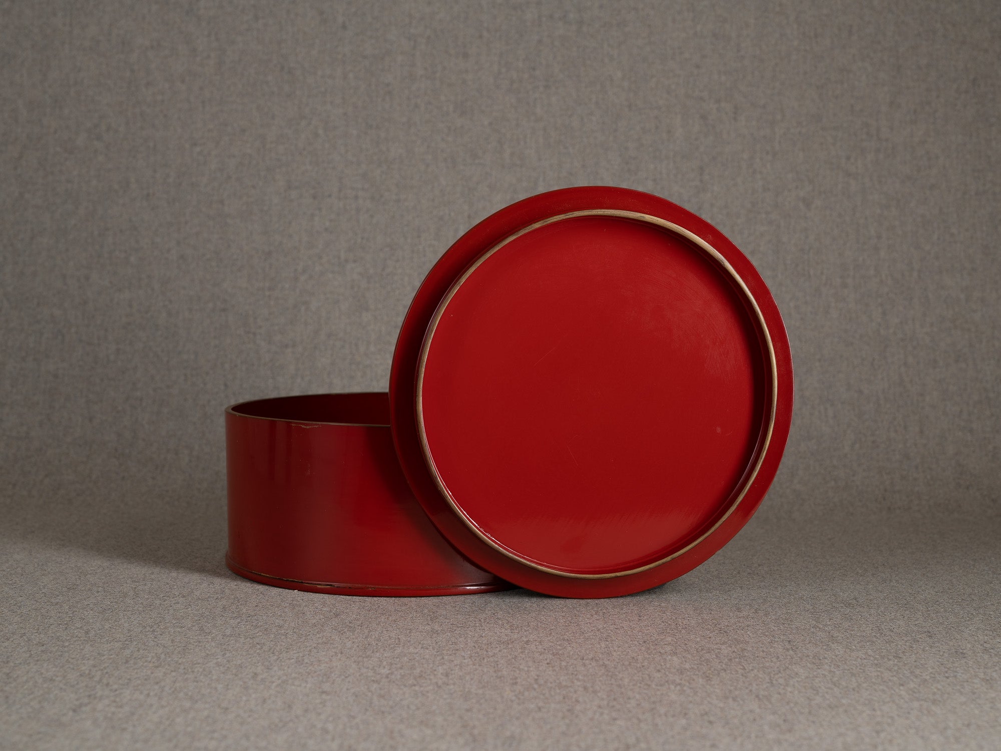 Ancienne boîte en laque rouge urushi, Japon (Première partie du XXe siècle)..Old urushi red lacquer box, Japan (First part of the 20th century)