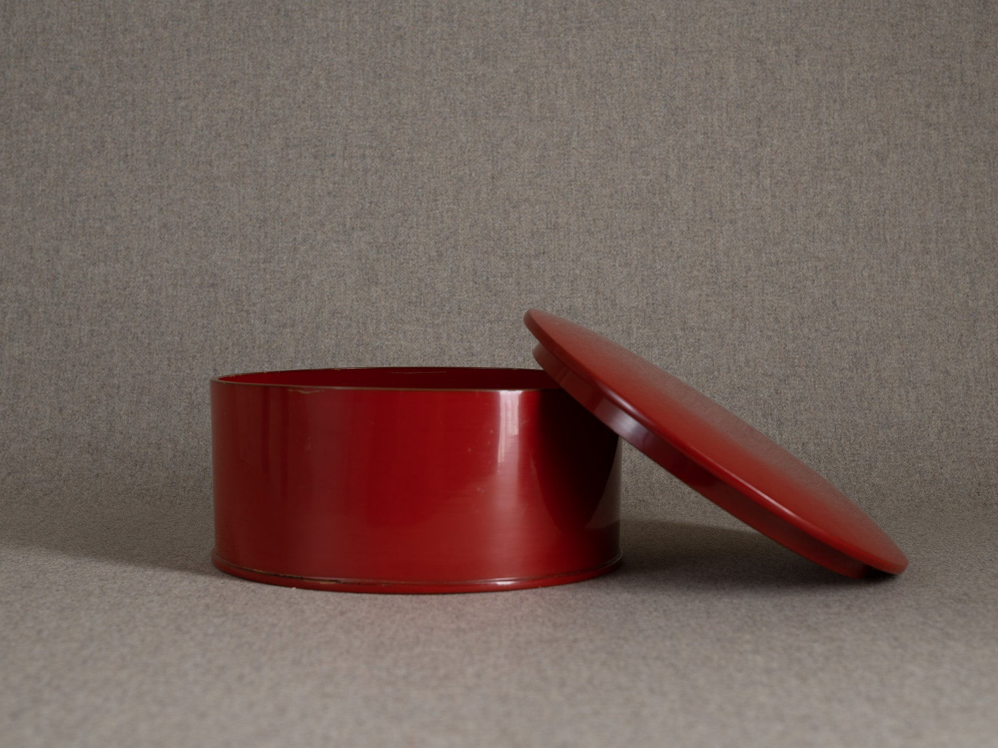 Ancienne boîte en laque rouge urushi, Japon (Première partie du XXe siècle)..Old urushi red lacquer box, Japan (First part of the 20th century)