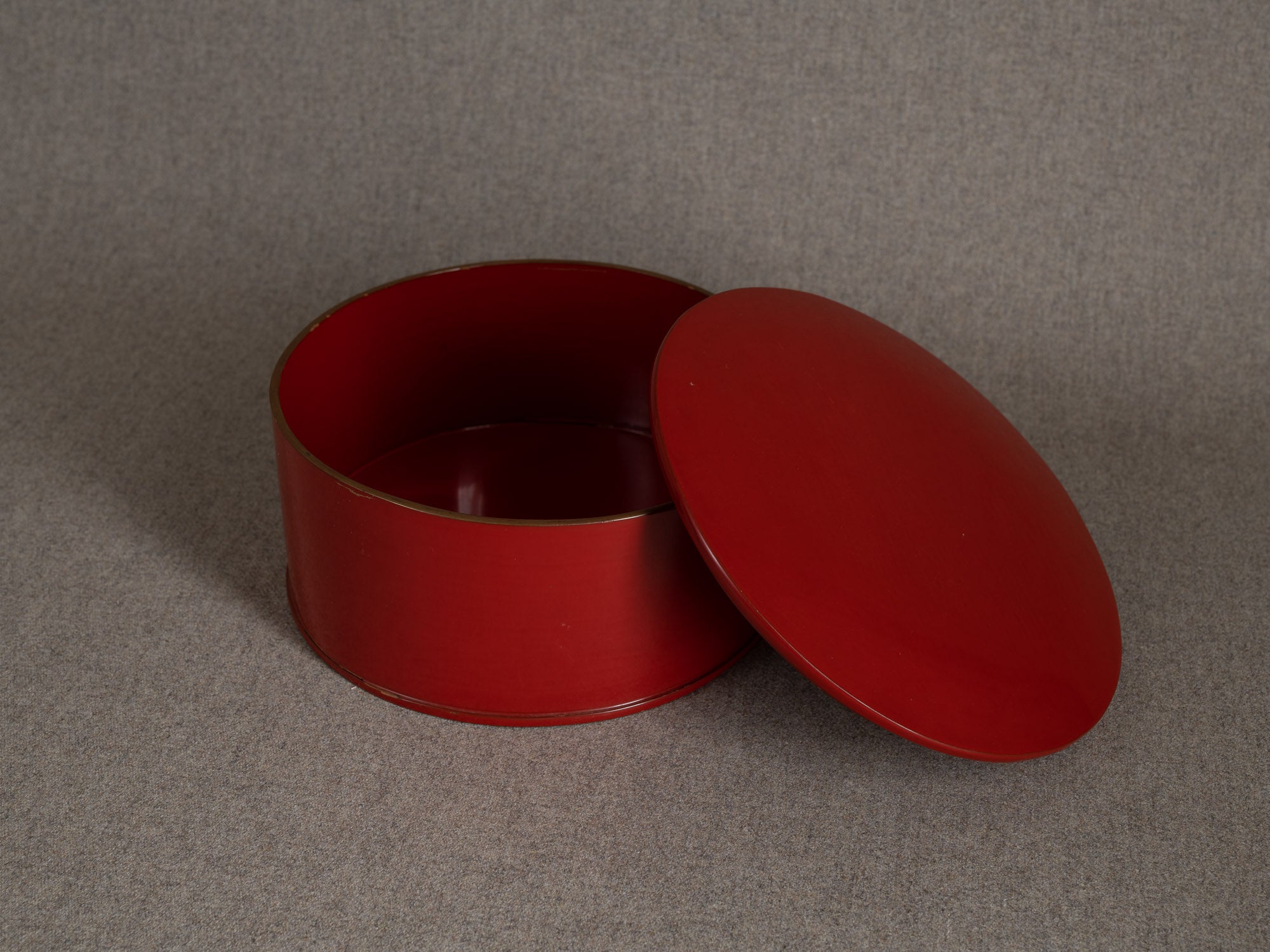 Ancienne boîte en laque rouge urushi, Japon (Première partie du XXe siècle)..Old urushi red lacquer box, Japan (First part of the 20th century)