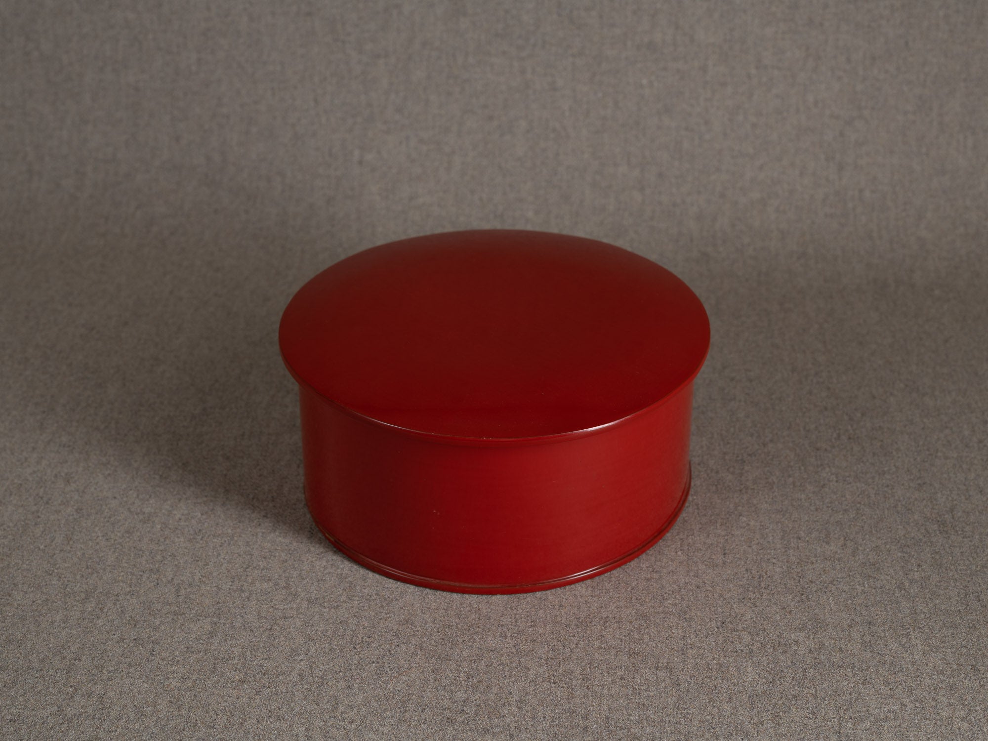 Ancienne boîte en laque rouge urushi, Japon (Première partie du XXe siècle)..Old urushi red lacquer box, Japan (First part of the 20th century)