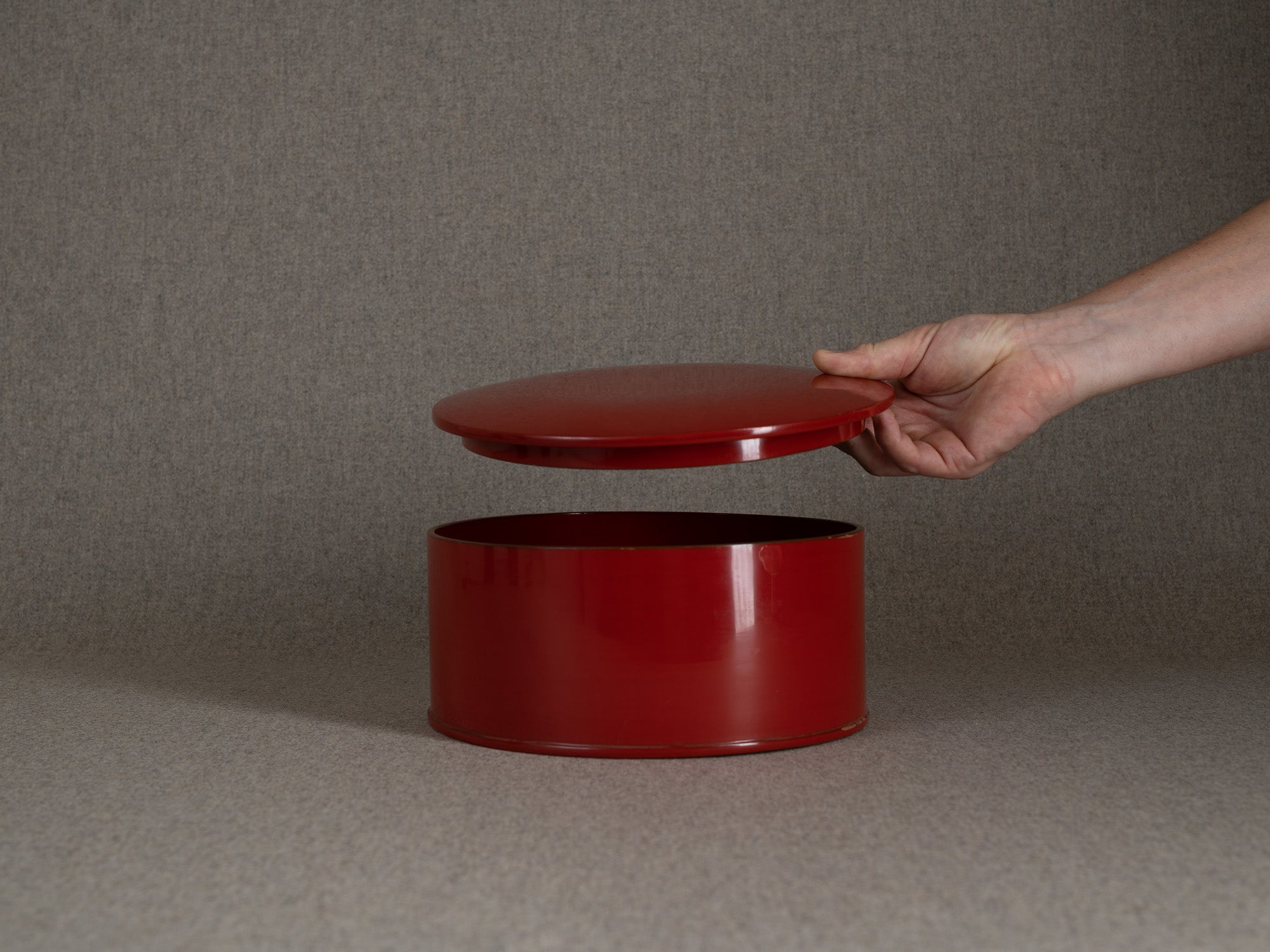 Ancienne boîte en laque rouge urushi, Japon (Première partie du XXe siècle)..Old urushi red lacquer box, Japan (First part of the 20th century)