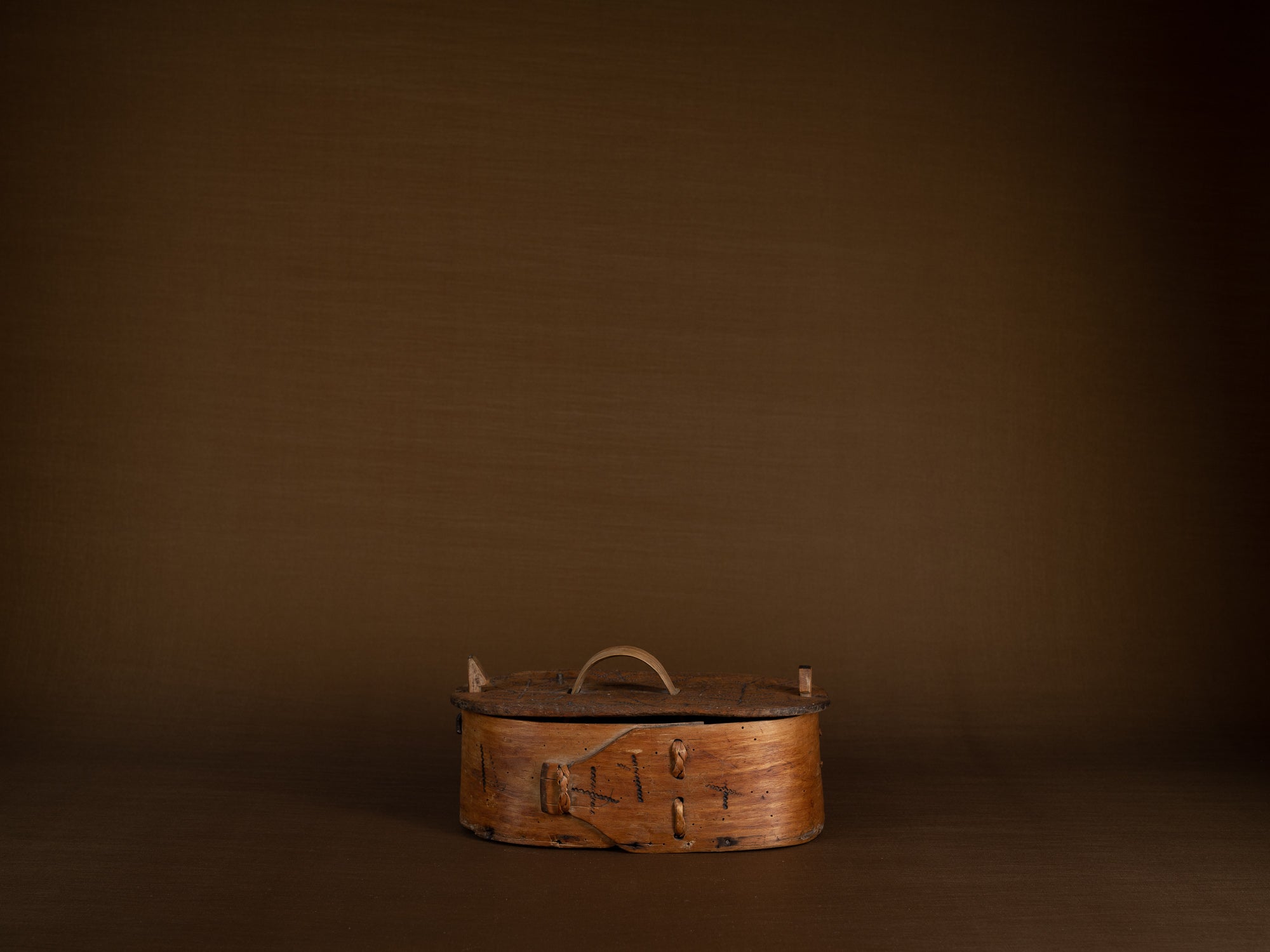 Ancienne boîte en lames de bouleau courbées, Suède (XIXe siècle)..Old birch slat box, Sweden (19th century)