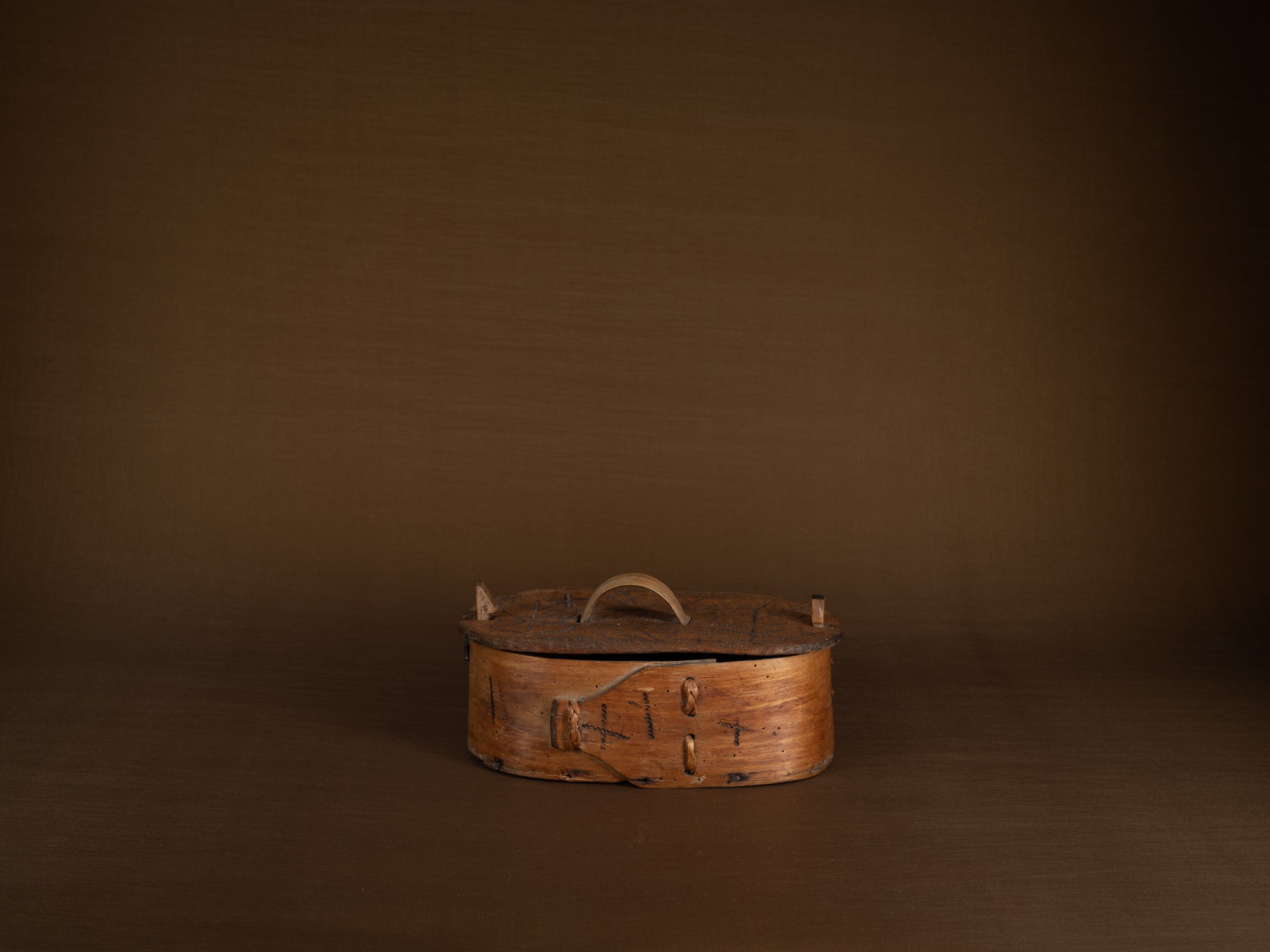 Ancienne boîte en lames de bouleau courbées, Suède (XIXe siècle)..Old birch slat box, Sweden (19th century)