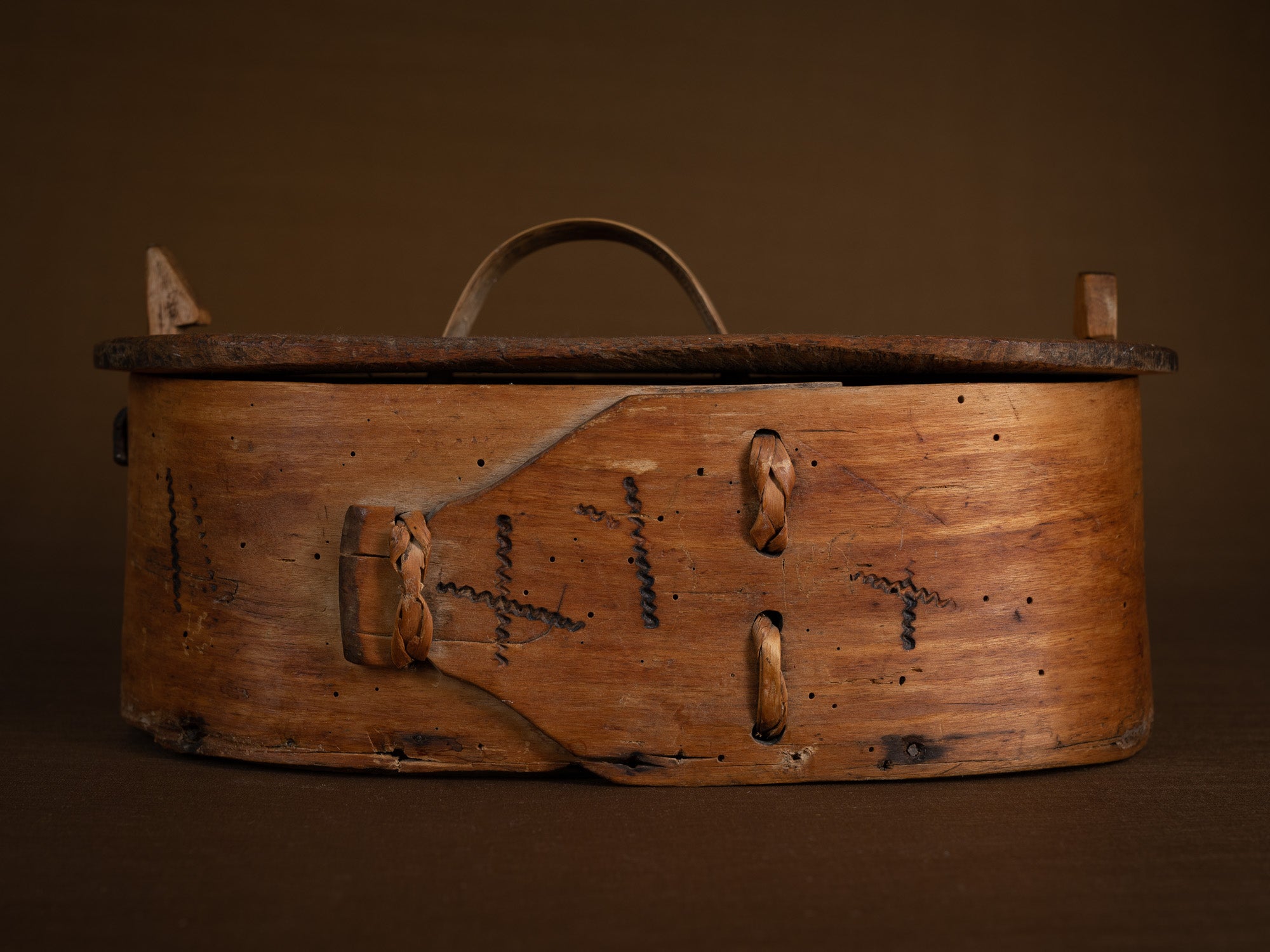 Ancienne boîte en lames de bouleau courbées, Suède (XIXe siècle)..Old birch slat box, Sweden (19th century)