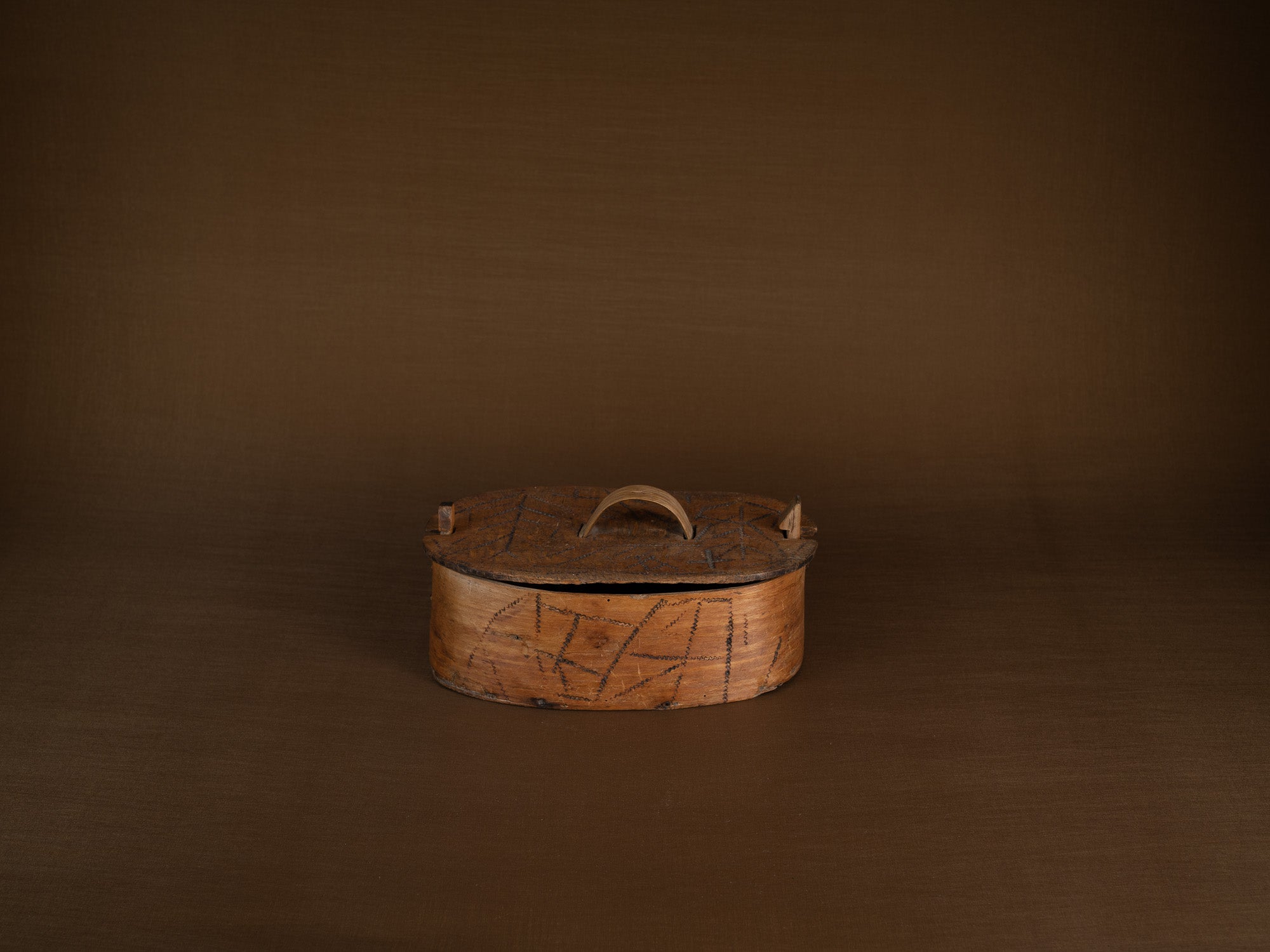 Ancienne boîte en lames de bouleau courbées, Suède (XIXe siècle)..Old birch slat box, Sweden (19th century)