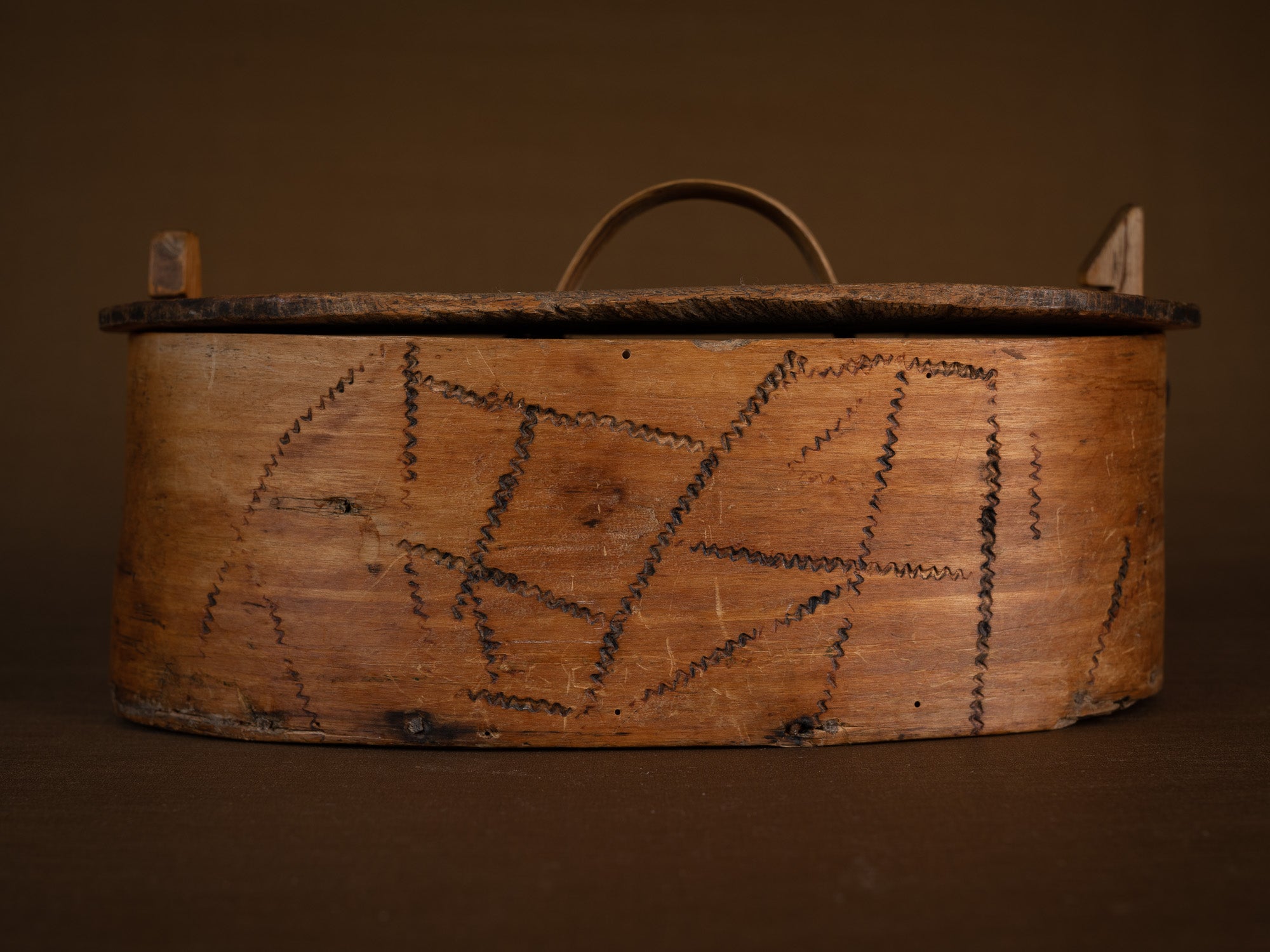 Ancienne boîte en lames de bouleau courbées, Suède (XIXe siècle)..Old birch slat box, Sweden (19th century)