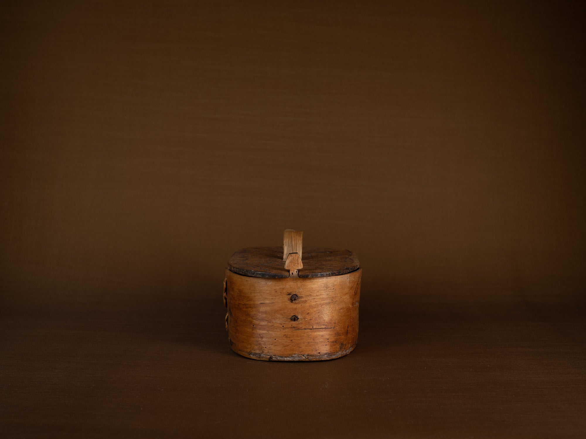 Ancienne boîte en lames de bouleau courbées, Suède (XIXe siècle)..Old birch slat box, Sweden (19th century)