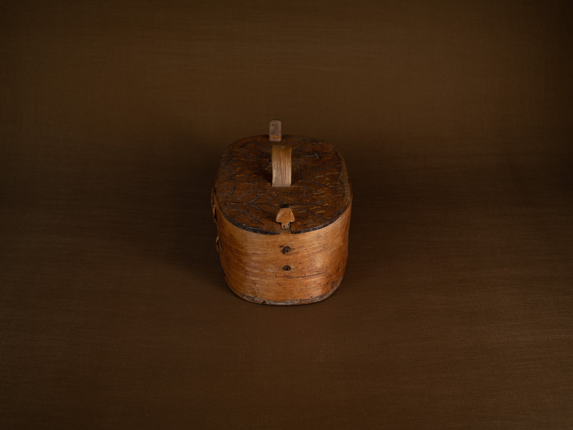 Ancienne boîte en lames de bouleau courbées, Suède (XIXe siècle)..Old birch slat box, Sweden (19th century)