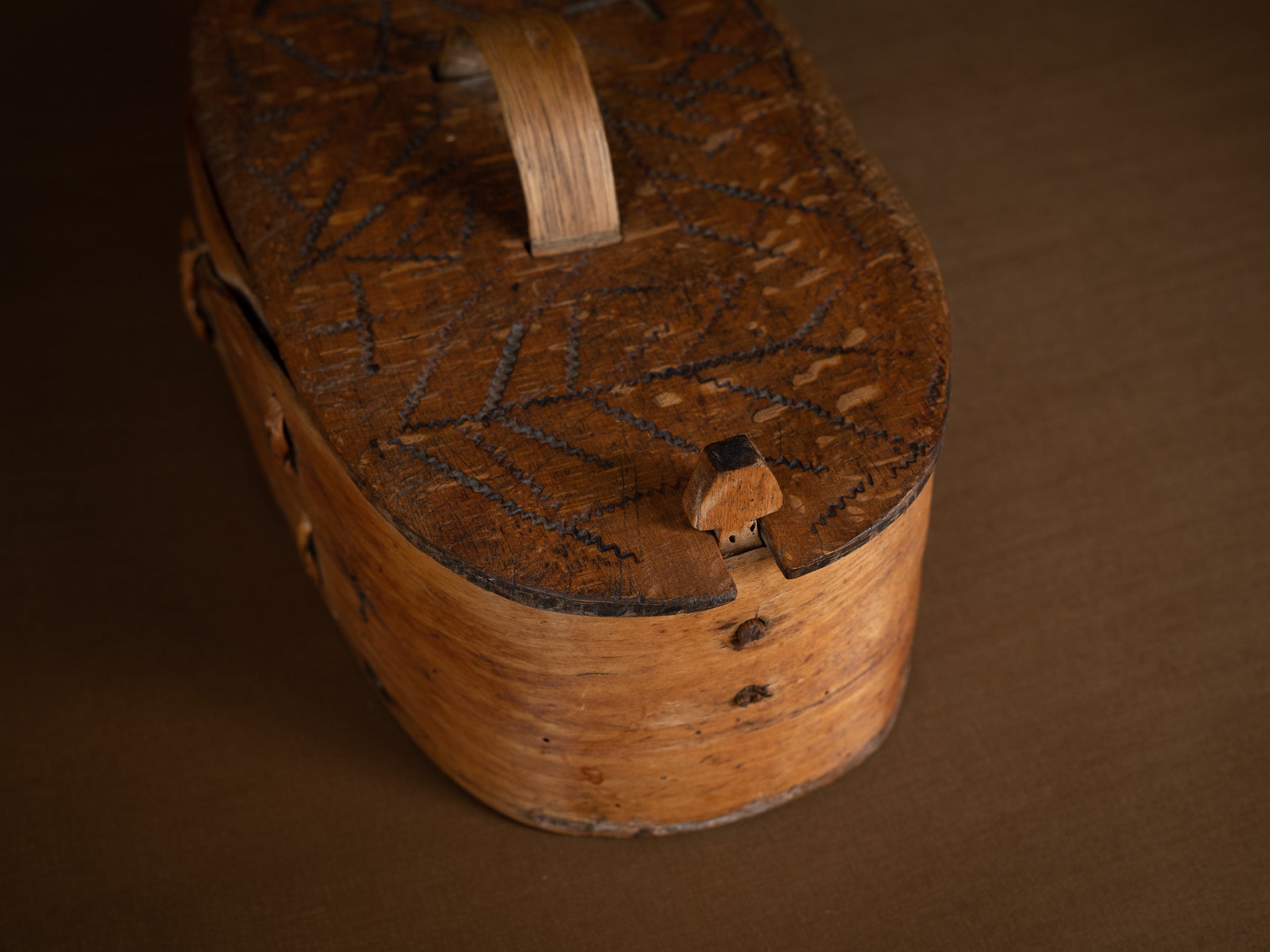 Ancienne boîte en lames de bouleau courbées, Suède (XIXe siècle)..Old birch slat box, Sweden (19th century)