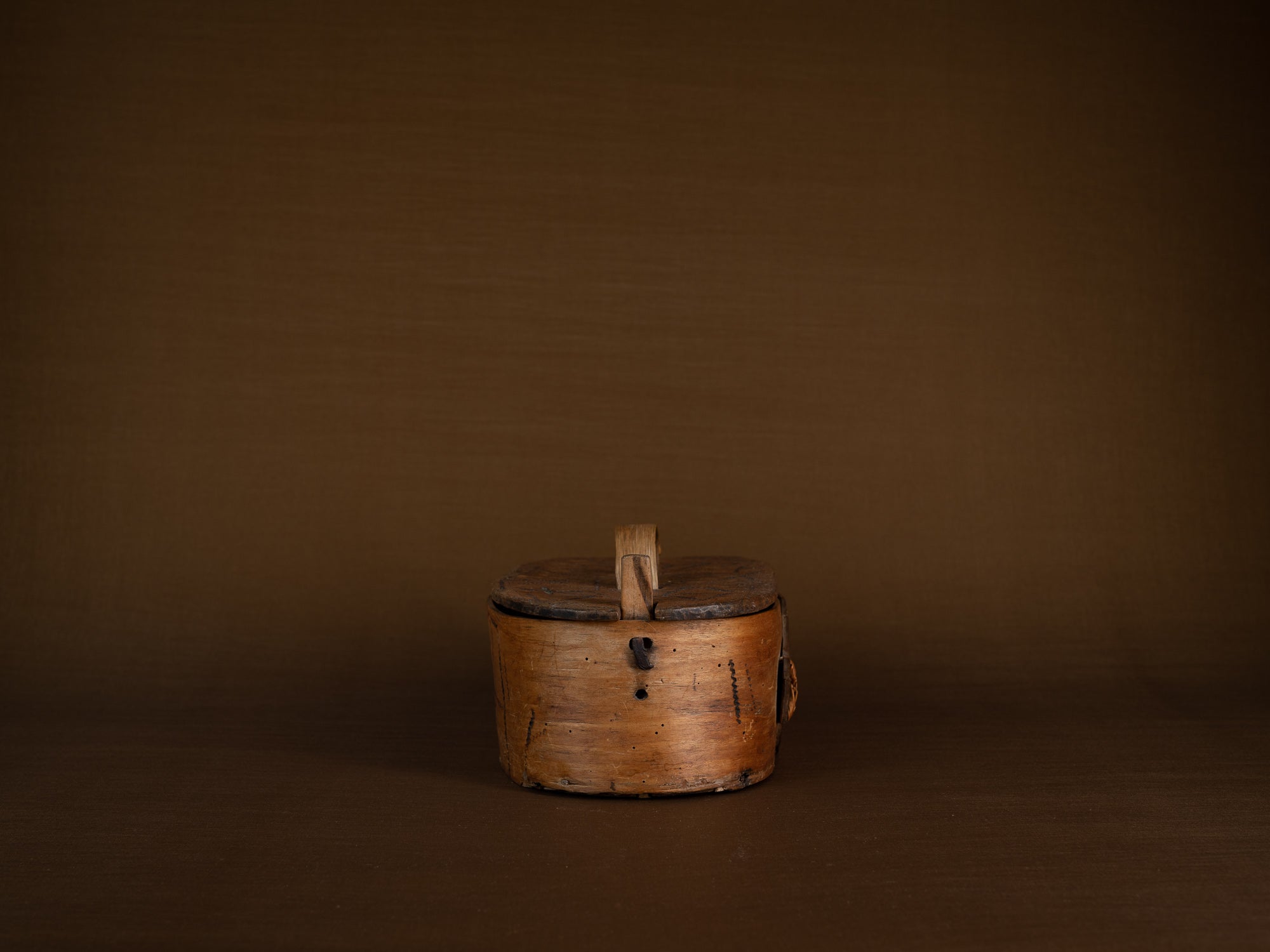 Ancienne boîte en lames de bouleau courbées, Suède (XIXe siècle)..Old birch slat box, Sweden (19th century)