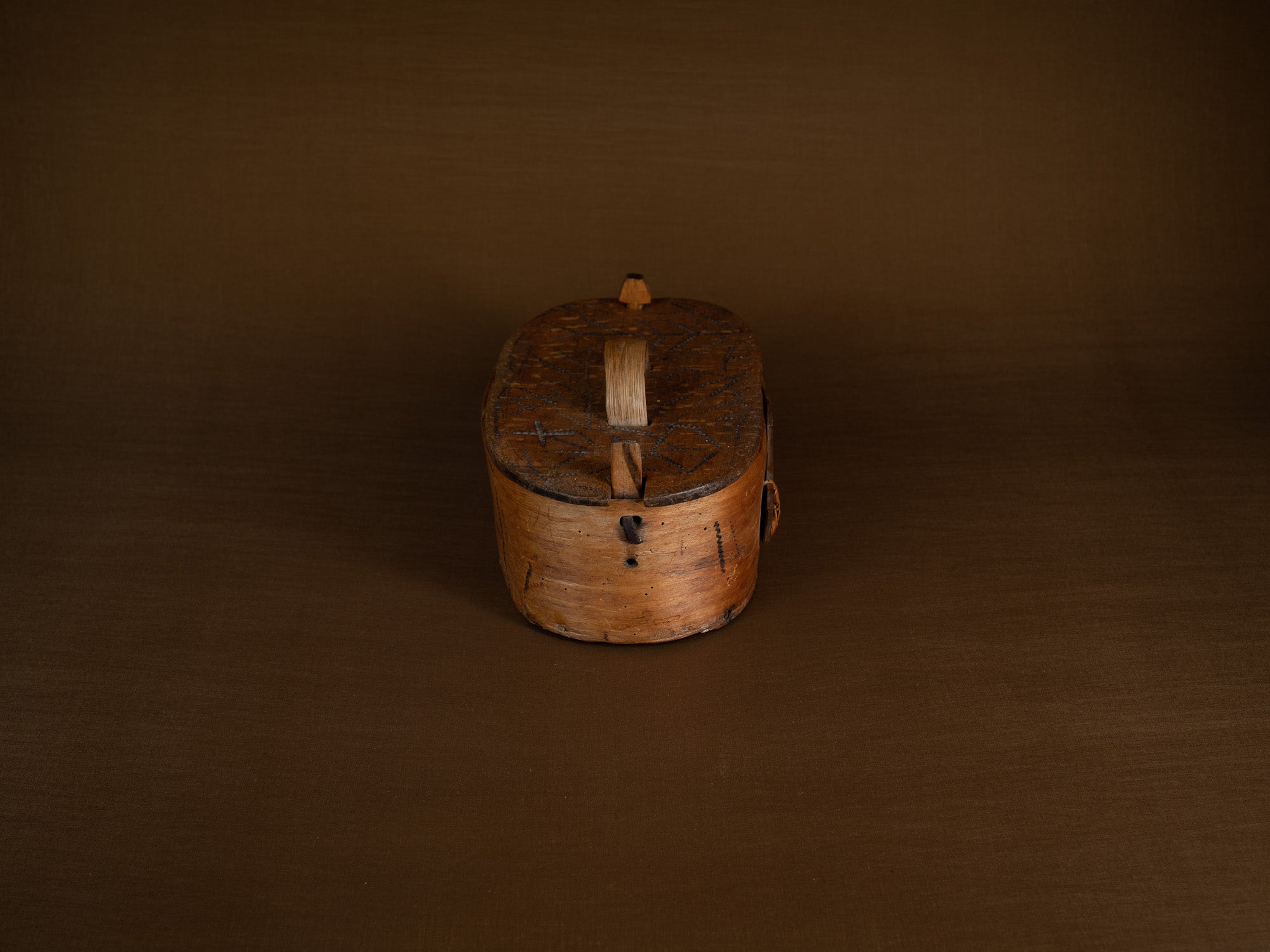 Ancienne boîte en lames de bouleau courbées, Suède (XIXe siècle)..Old birch slat box, Sweden (19th century)