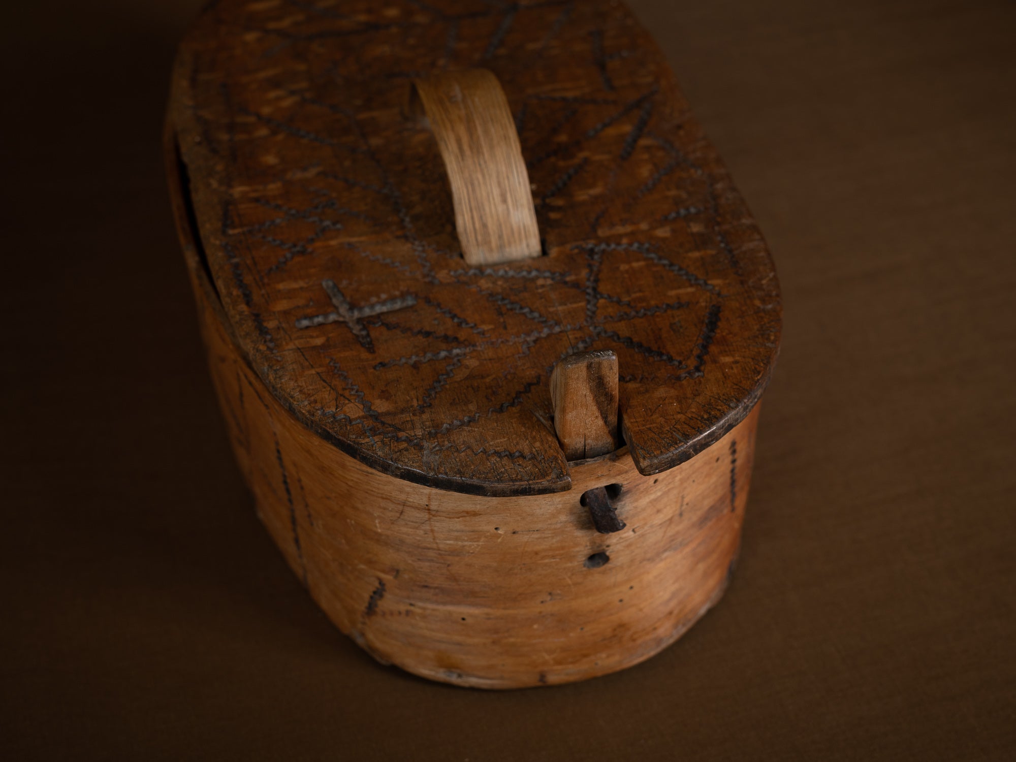 Ancienne boîte en lames de bouleau courbées, Suède (XIXe siècle)..Old birch slat box, Sweden (19th century)