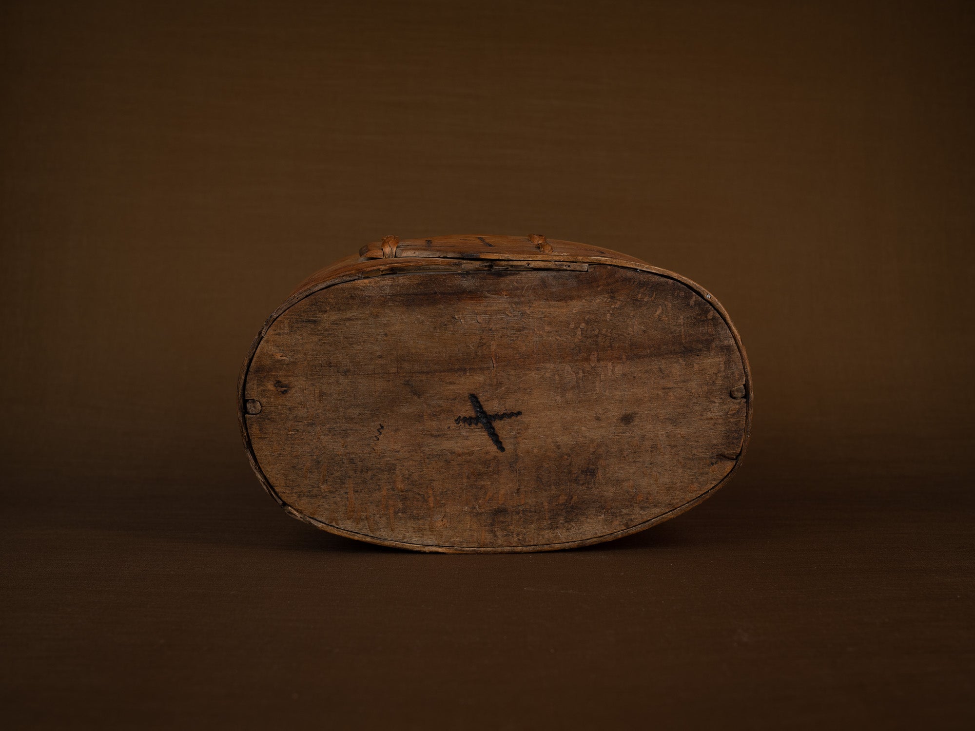 Ancienne boîte en lames de bouleau courbées, Suède (XIXe siècle)..Old birch slat box, Sweden (19th century)