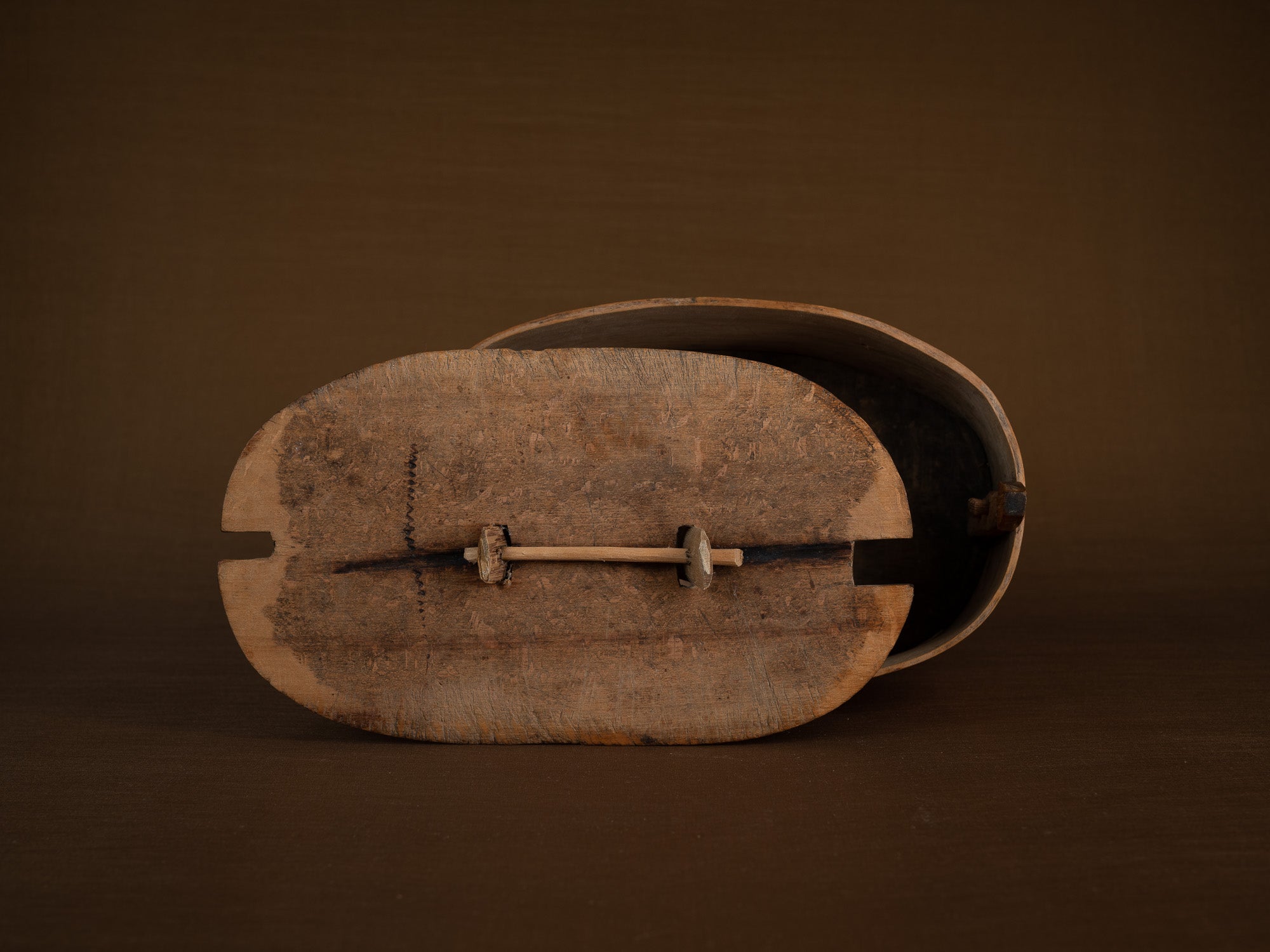 Ancienne boîte en lames de bouleau courbées, Suède (XIXe siècle)..Old birch slat box, Sweden (19th century)