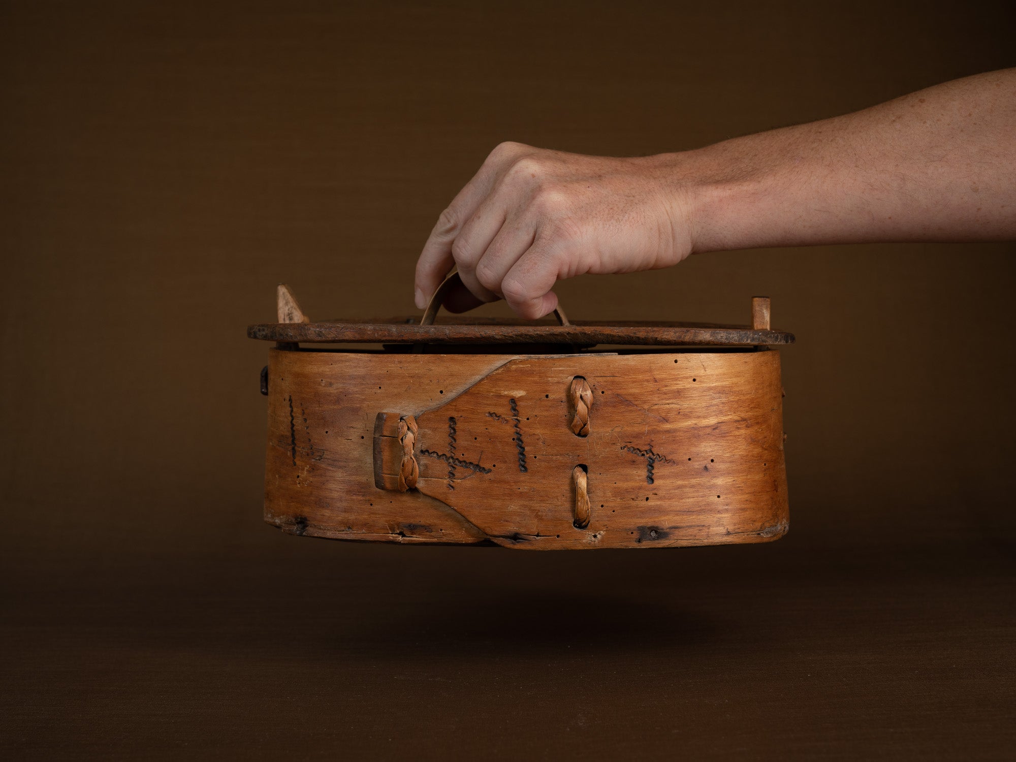 Ancienne boîte en lames de bouleau courbées, Suède (XIXe siècle)..Old birch slat box, Sweden (19th century)