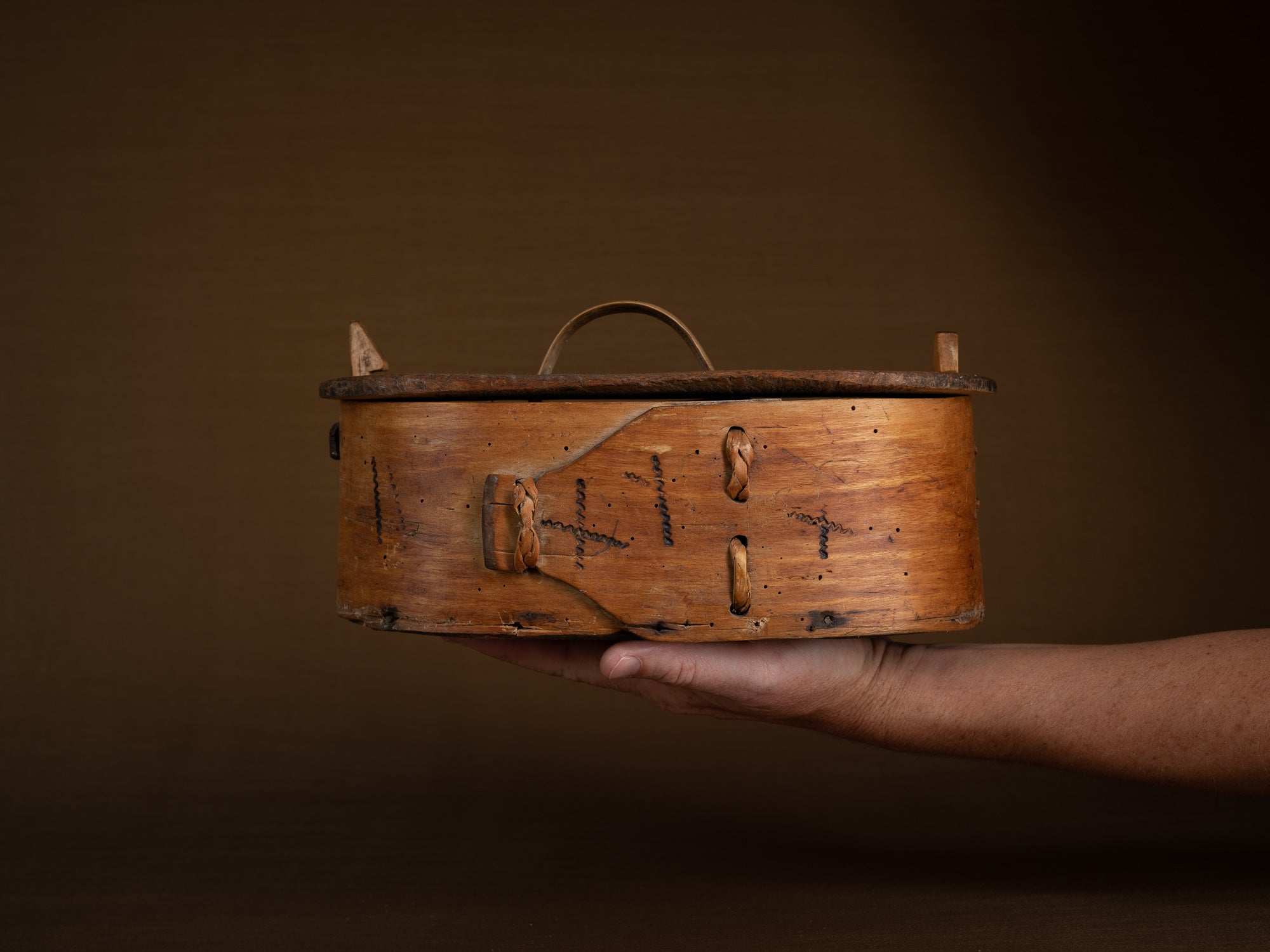 Ancienne boîte en lames de bouleau courbées, Suède (XIXe siècle)..Old birch slat box, Sweden (19th century)