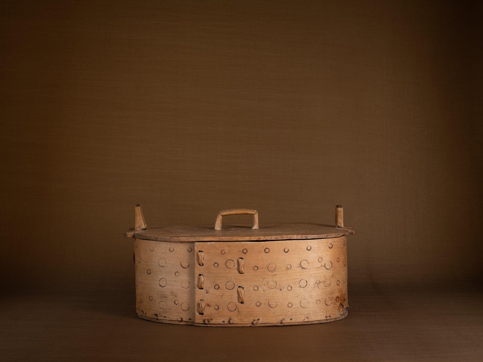 Ancienne boîte en lames de bouleau courbées, Suède (XIXe siècle)..Old birch slat box, Sweden (19th century)